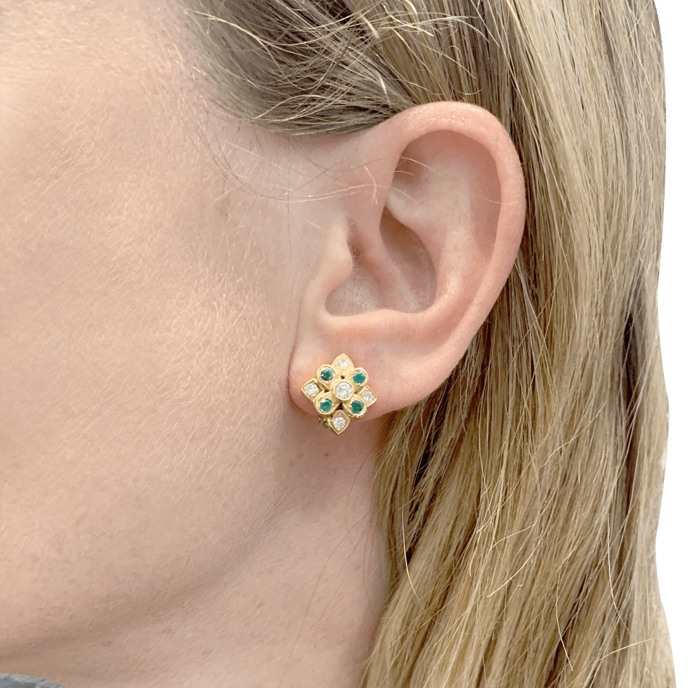 Boucles d'oreilles Chaumet, or jaune, diamants, émeraudes.