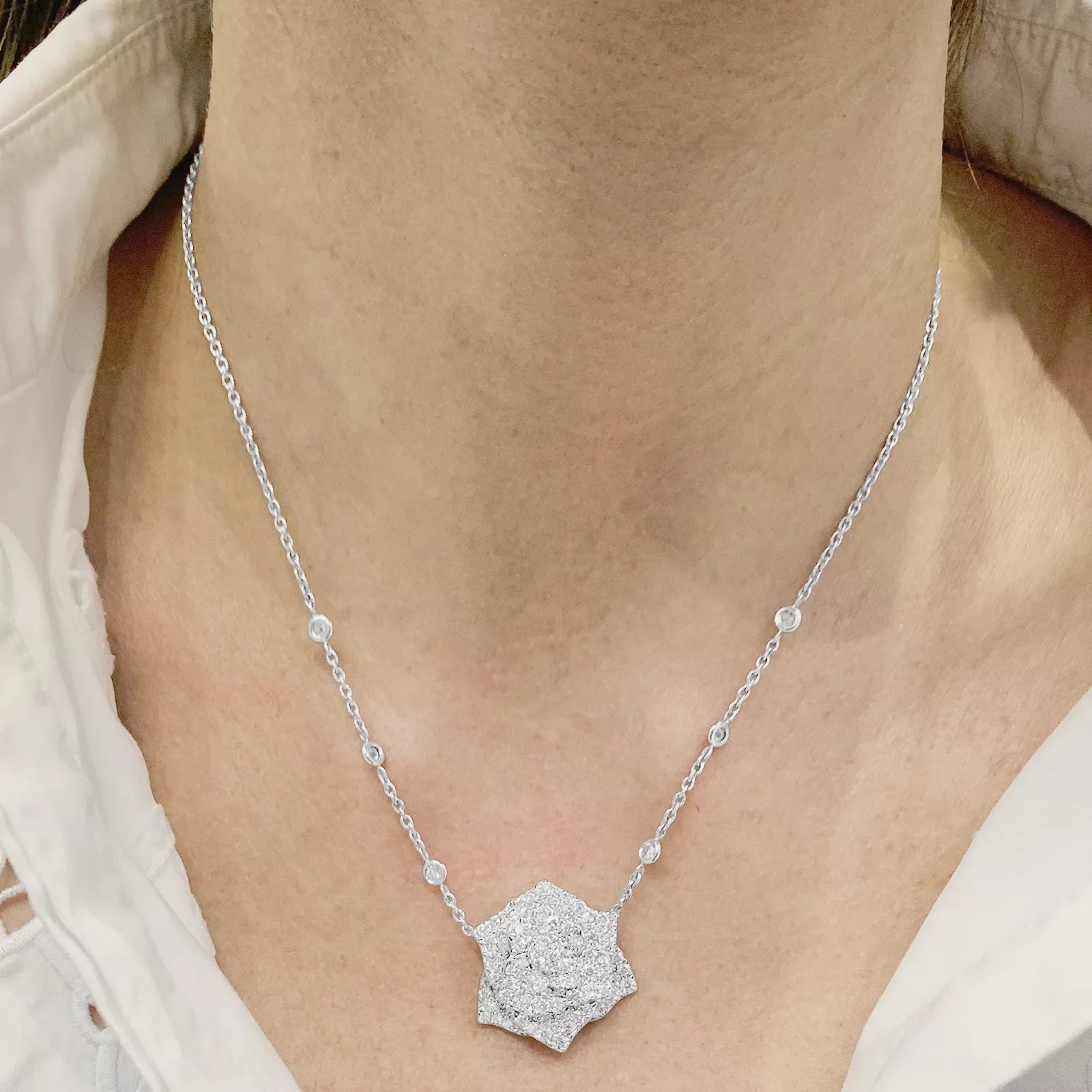 Collier Piaget "Rose" or blanc, diamants.
