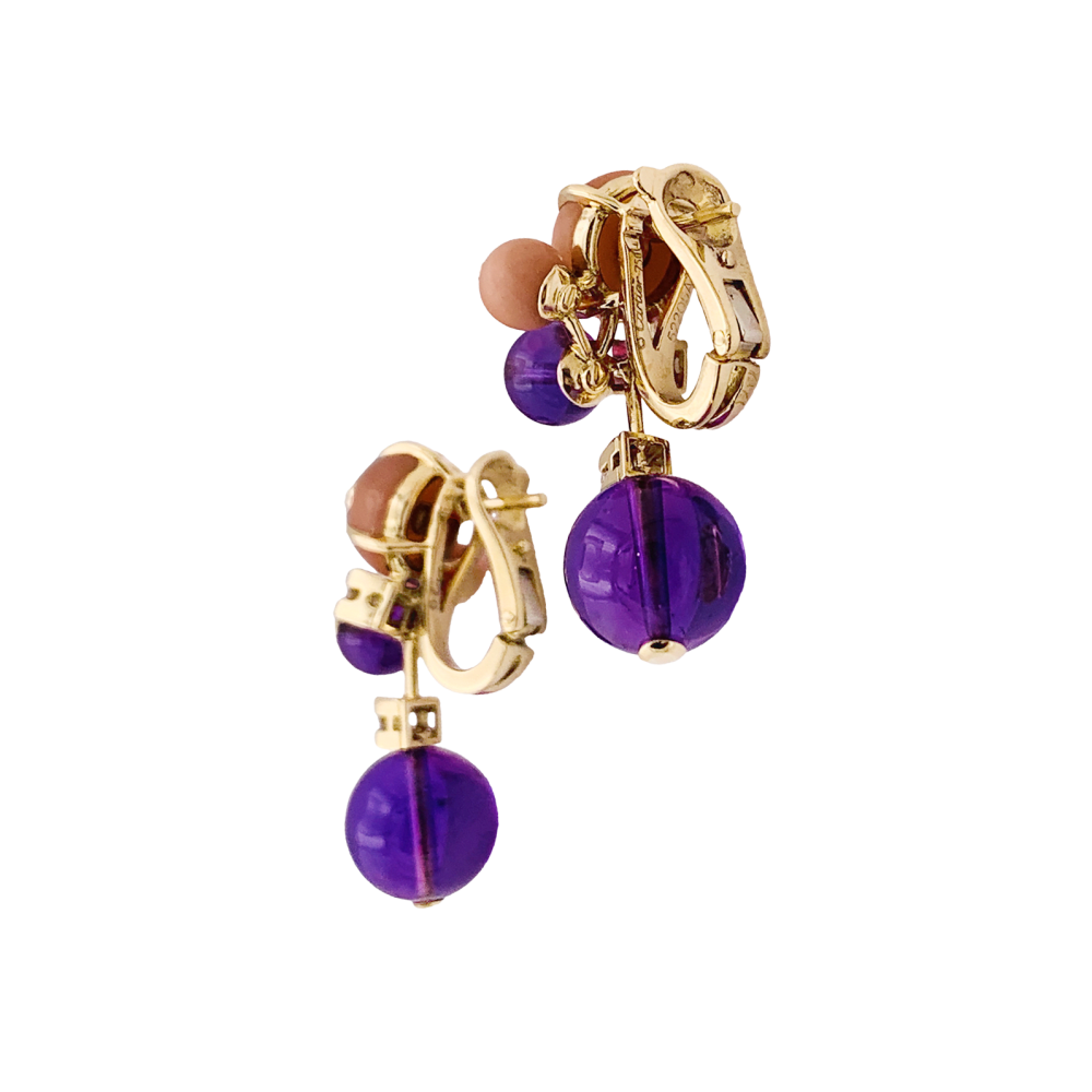 Boucles d'oreilles Cartier "Délices de Goa" en or rose, améthystes, diamants et corail.