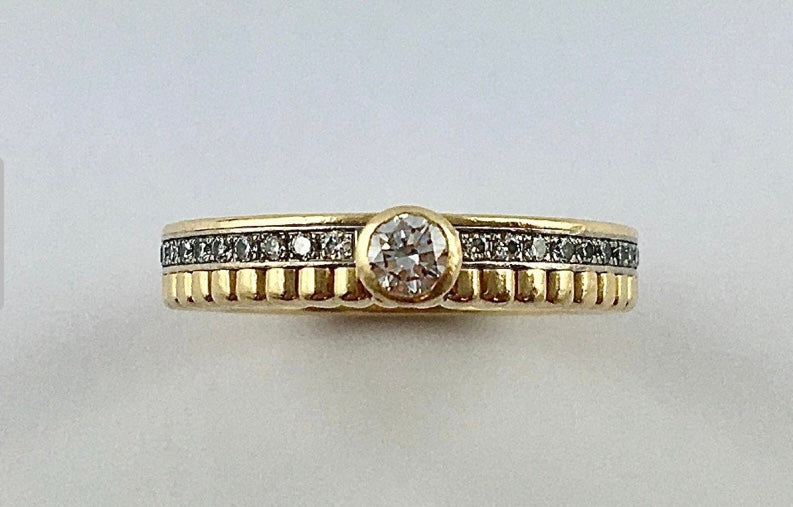 Une bague modèle "Quatre radiant" en or jaune de Boucheron