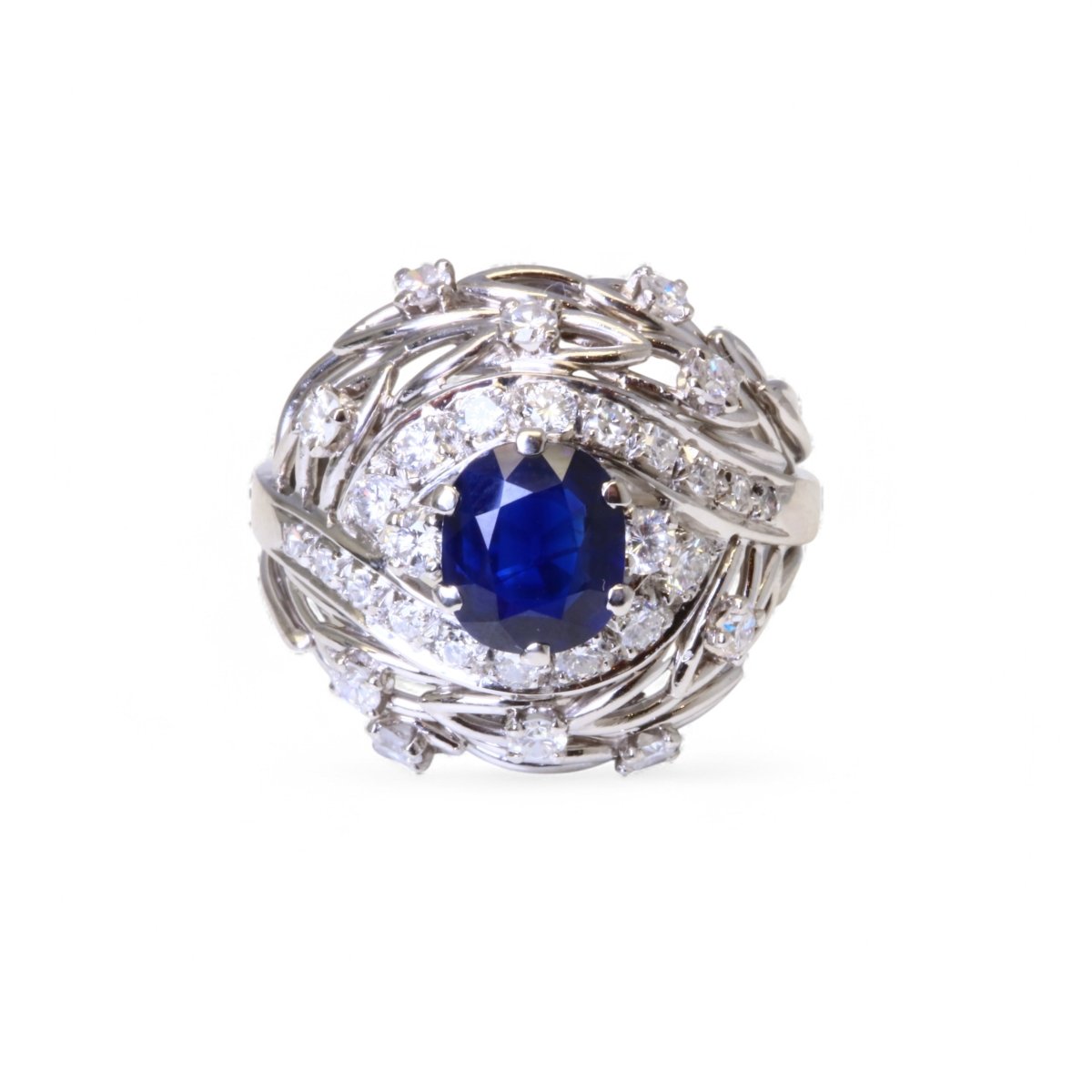 Bague dôme ornée d’un saphir bleu naturel et de diamants. - Maison Eloe