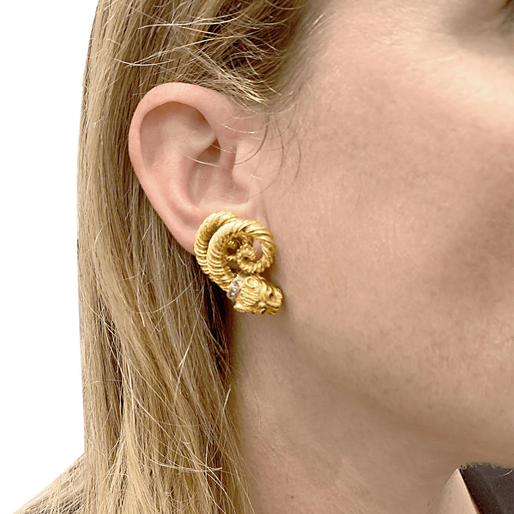 Boucles d'oreilles Zolotas, « Tête de Lion » deux ors, diamants et rubis.