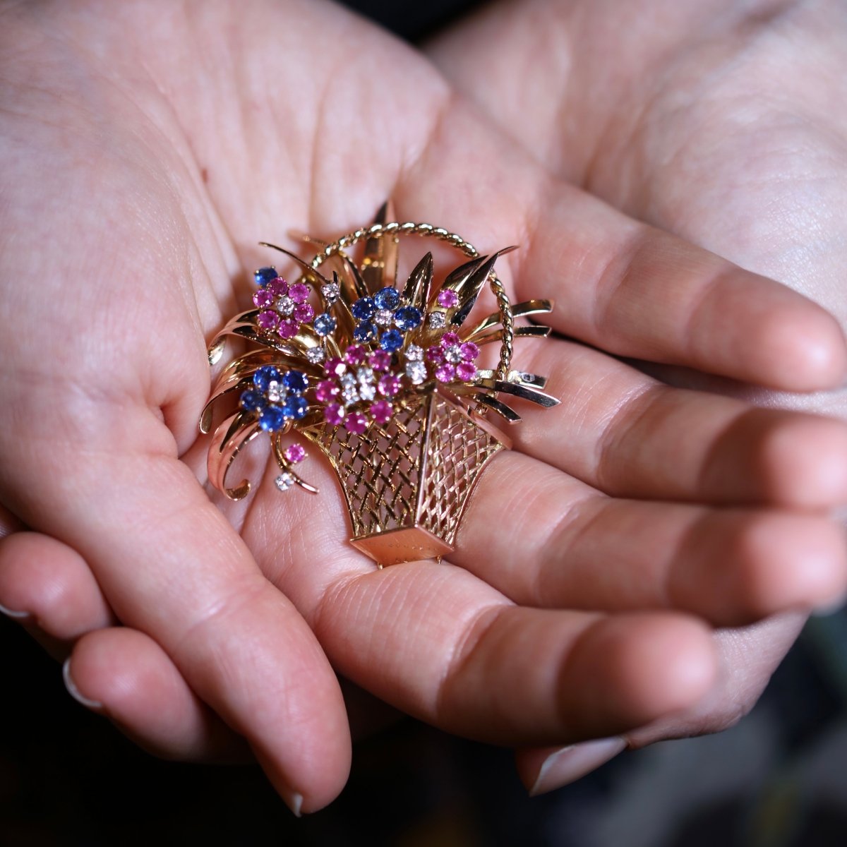 MAUBOUSSIN Broche clips jardinière en or, diamants, saphir et rubis. - Maison Eloe