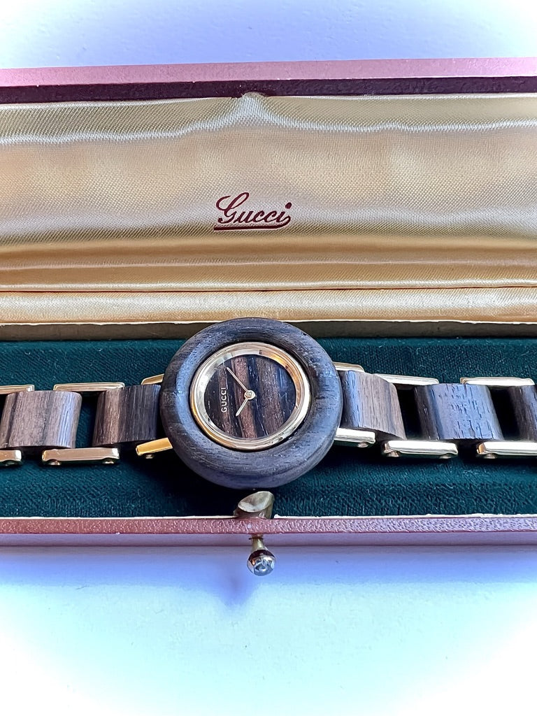 Gucci, une montre vintage en or jaune et bois d'amourette