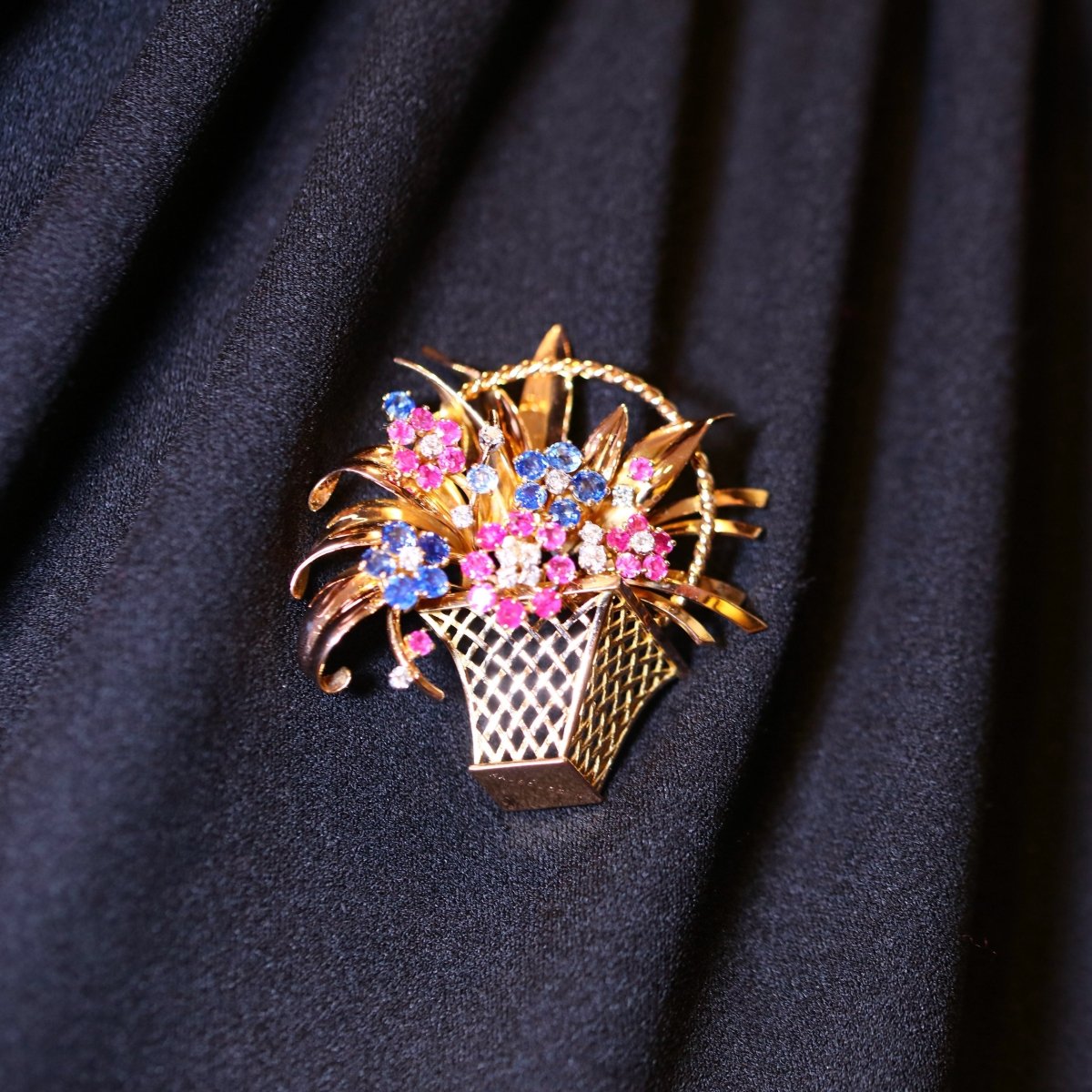 MAUBOUSSIN Broche clips jardinière en or, diamants, saphir et rubis. - Maison Eloe