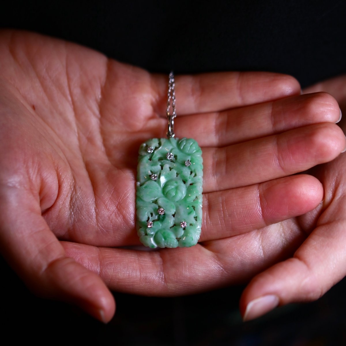 Pendentif Art Déco en or, jade sculpté et diamants. - Maison Eloe