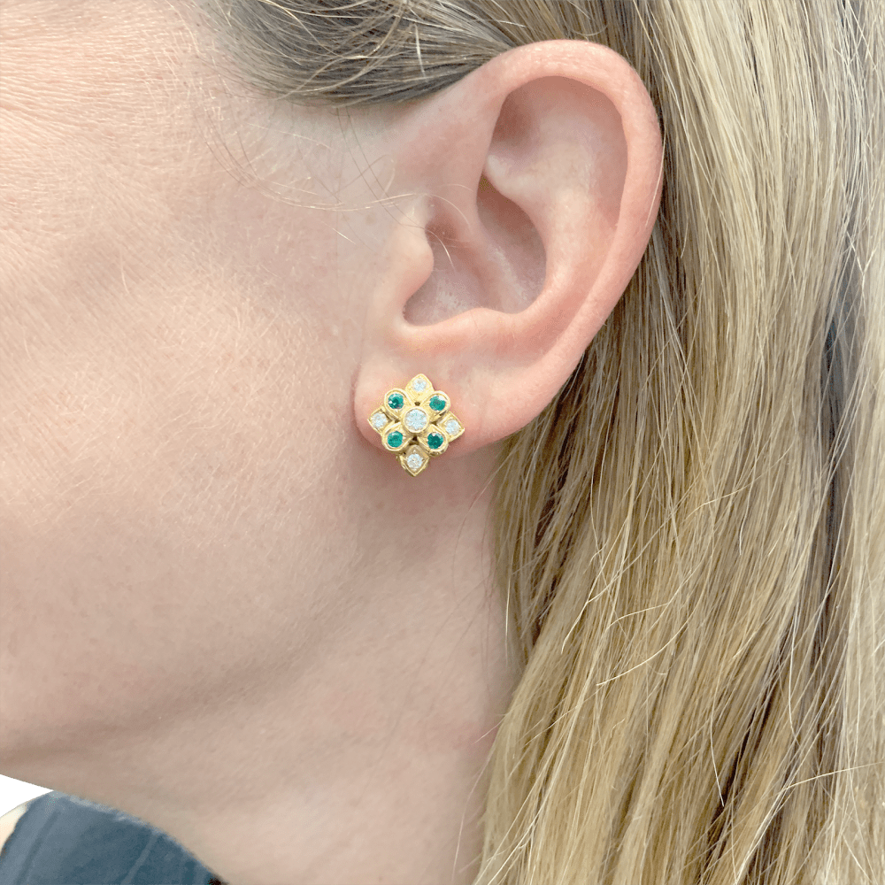 Boucles d'oreilles Chaumet, or jaune, diamants, émeraudes.