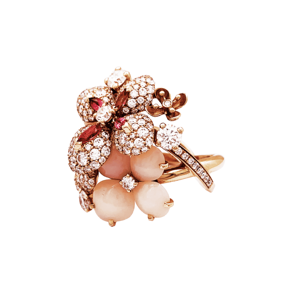 Bague Chaumet, « Hortensia Aube rosée », or rose, diamants, saphir rose et opales roses occasion authentifiée en atelier
