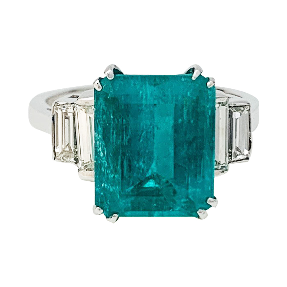 Bague or blanc, émeraude 5.90 cts, diamants.