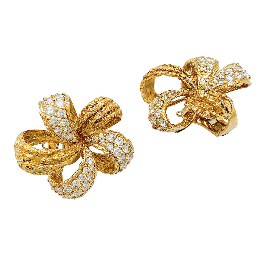 Grosses boucles d’oreilles fleurs M.Gérard en or jaune et diamants
