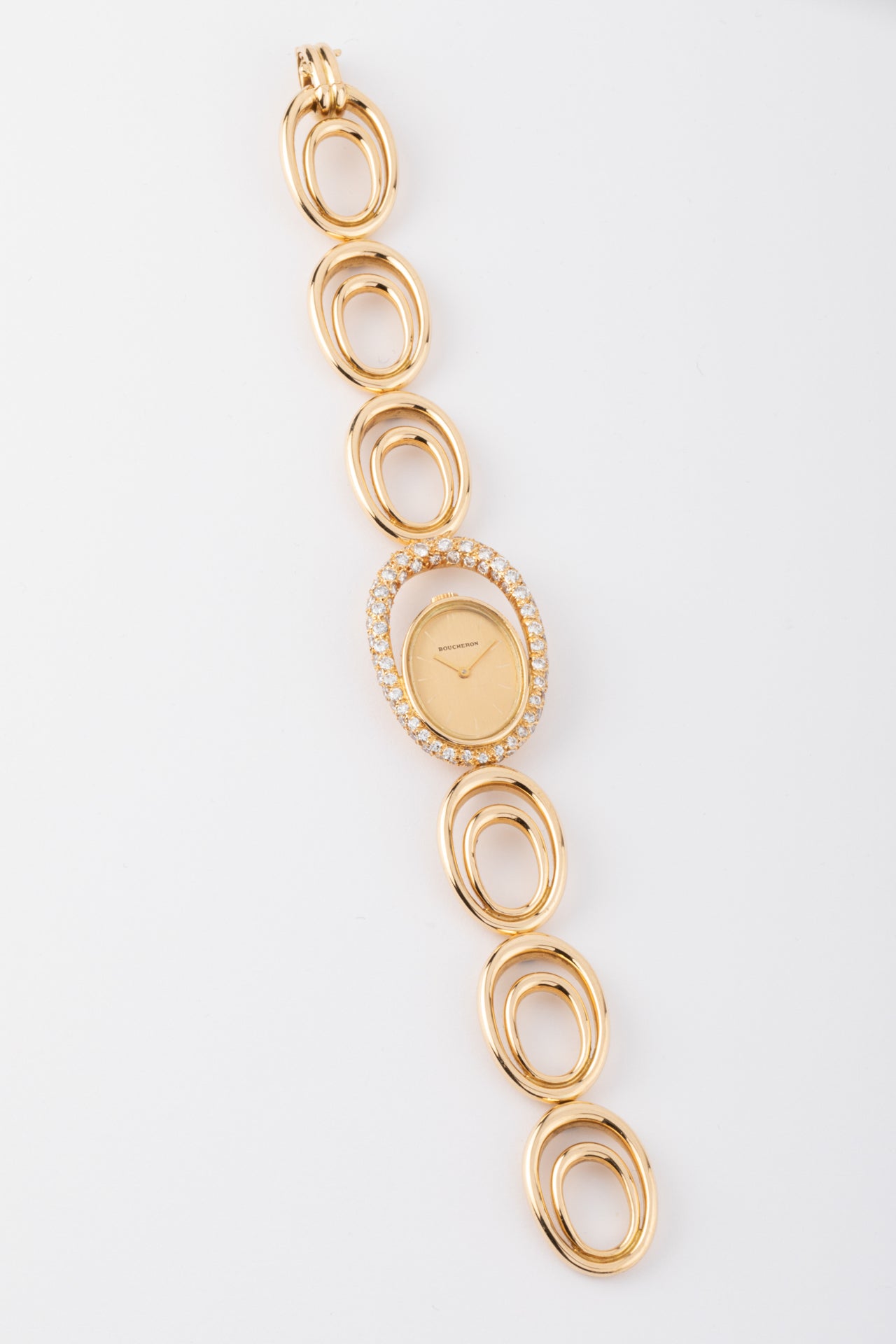 Boucheron, une montre en or et diamants sur or