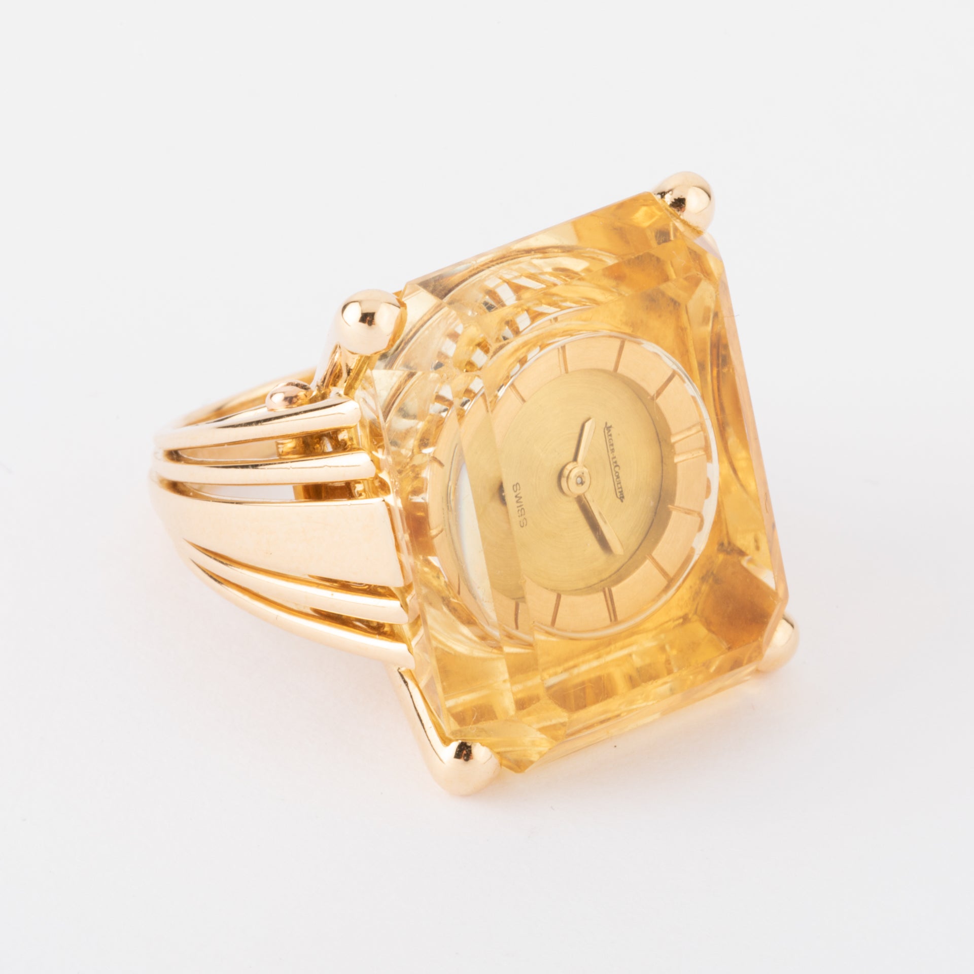 Jaeger-Le Coultre, une bague montre sertie dans une citrine.