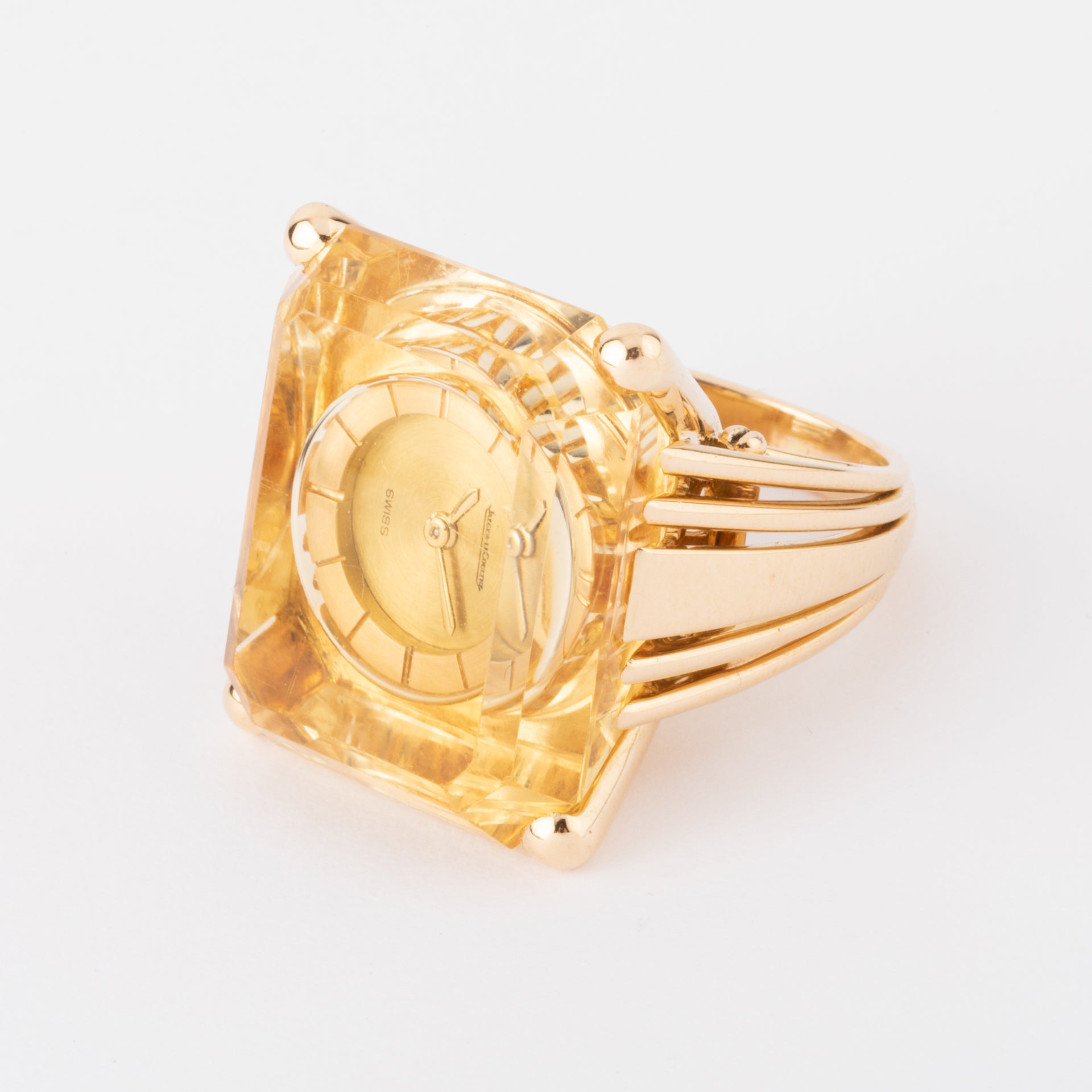 Jaeger-Le Coultre, une bague montre sertie dans une citrine.