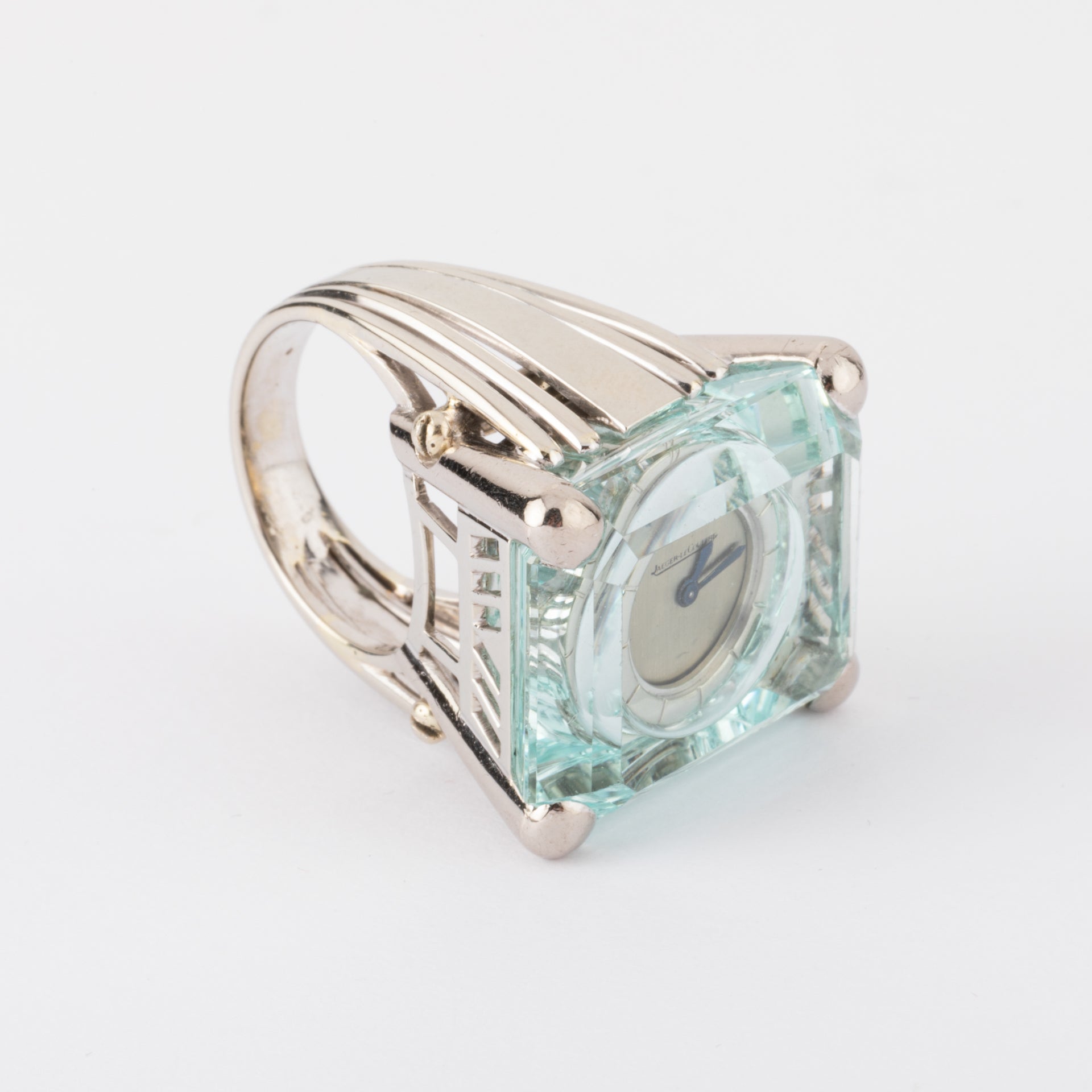 Jaeger-LeCoultre, une bague montre dans une Aigue-Marine