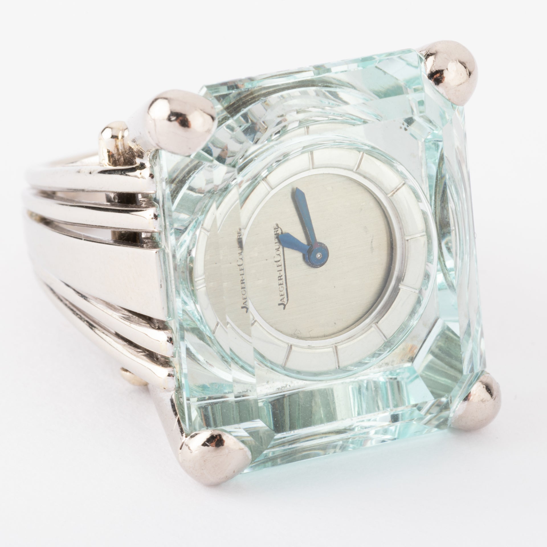 Jaeger-LeCoultre, une bague montre dans une Aigue-Marine