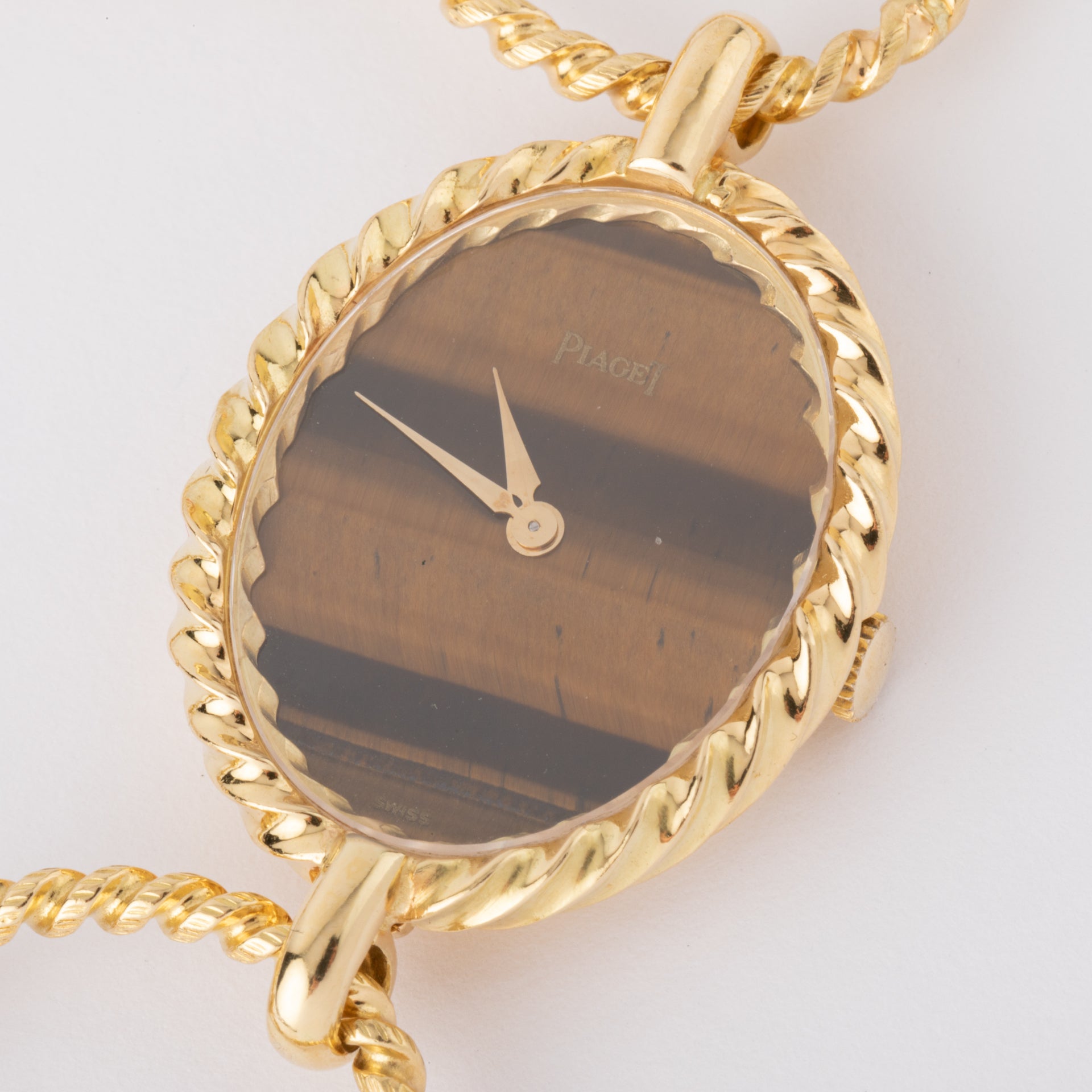 Piaget vintage, une montre en or et oeil de tigre sur or.