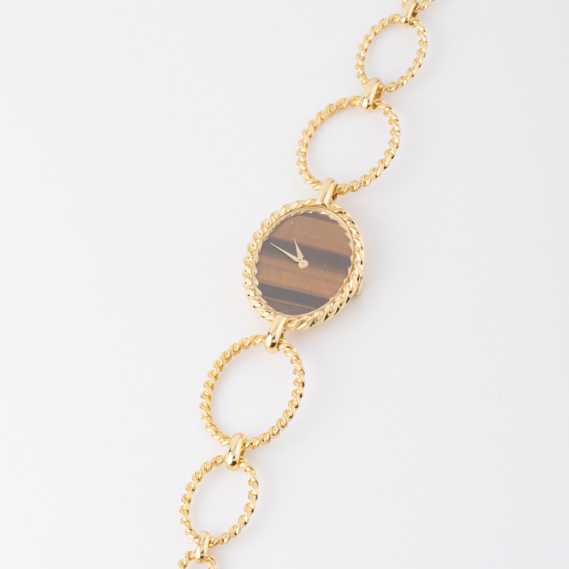 Piaget vintage, une montre en or et oeil de tigre sur or.