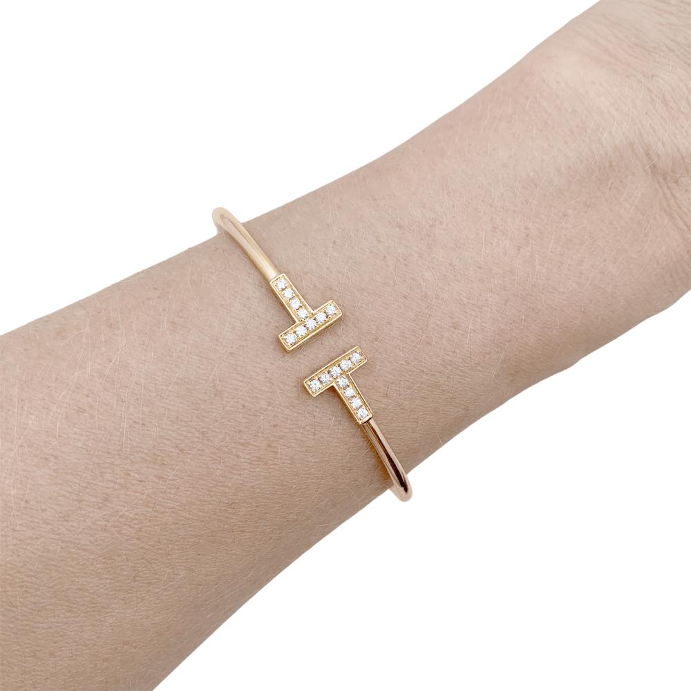 Bracelet Tiffany & Co, "Wire Tiffany T", or rose et diamants.