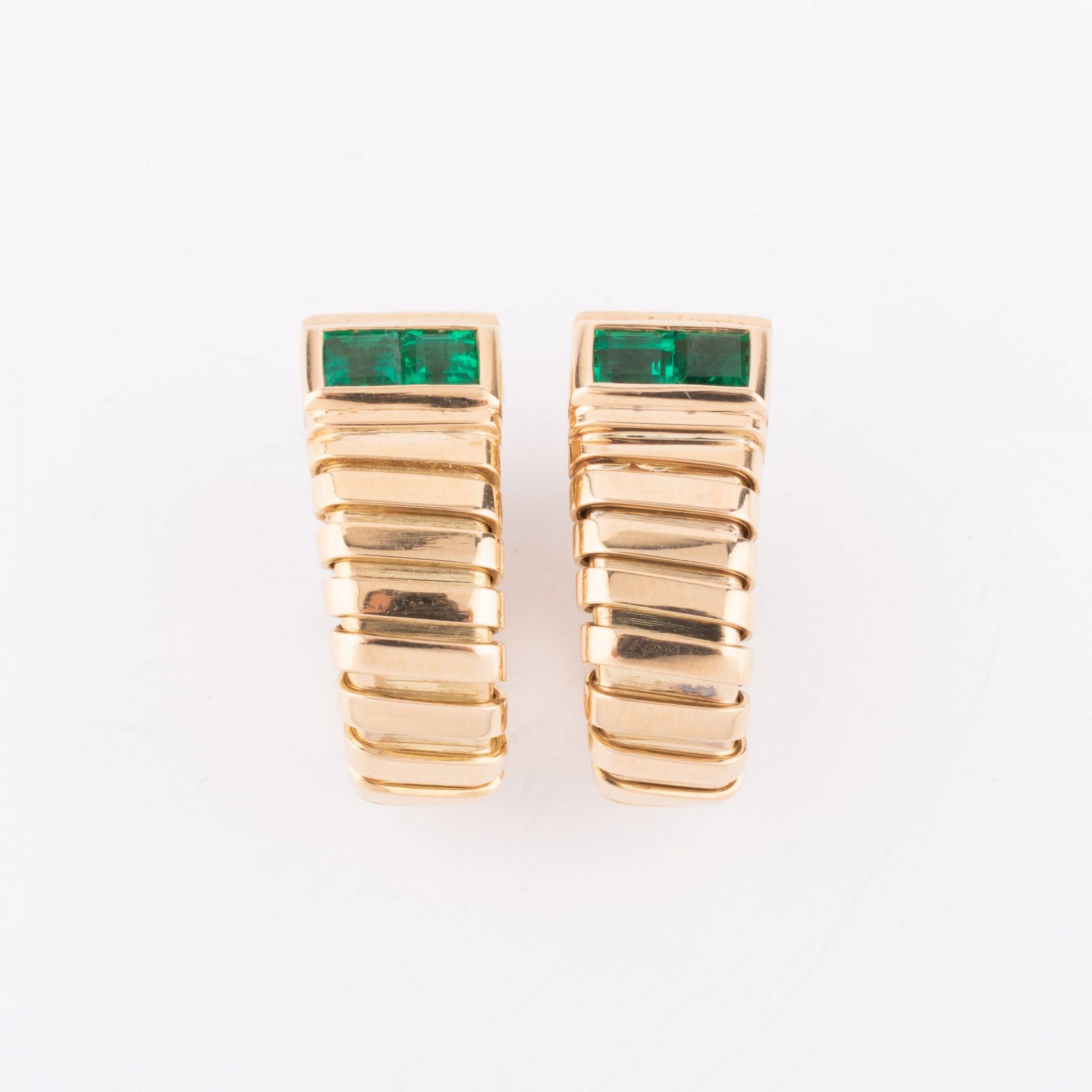 Boucles d'oreilles de la maison Bvlgari en émeraudes sur or jaune