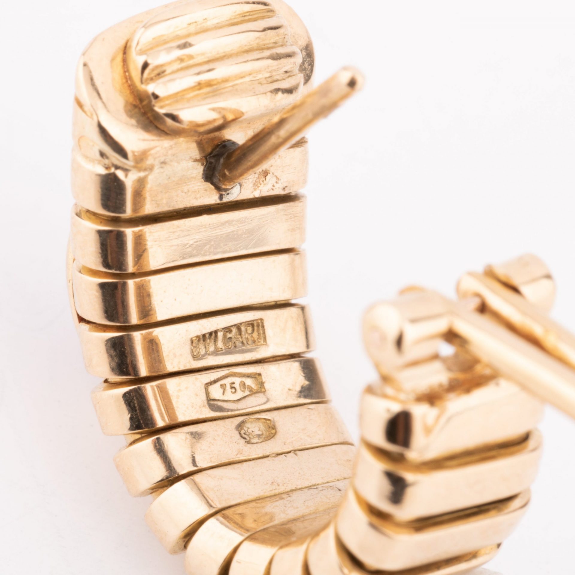 Bvlgari emerald earrings in yellow gold