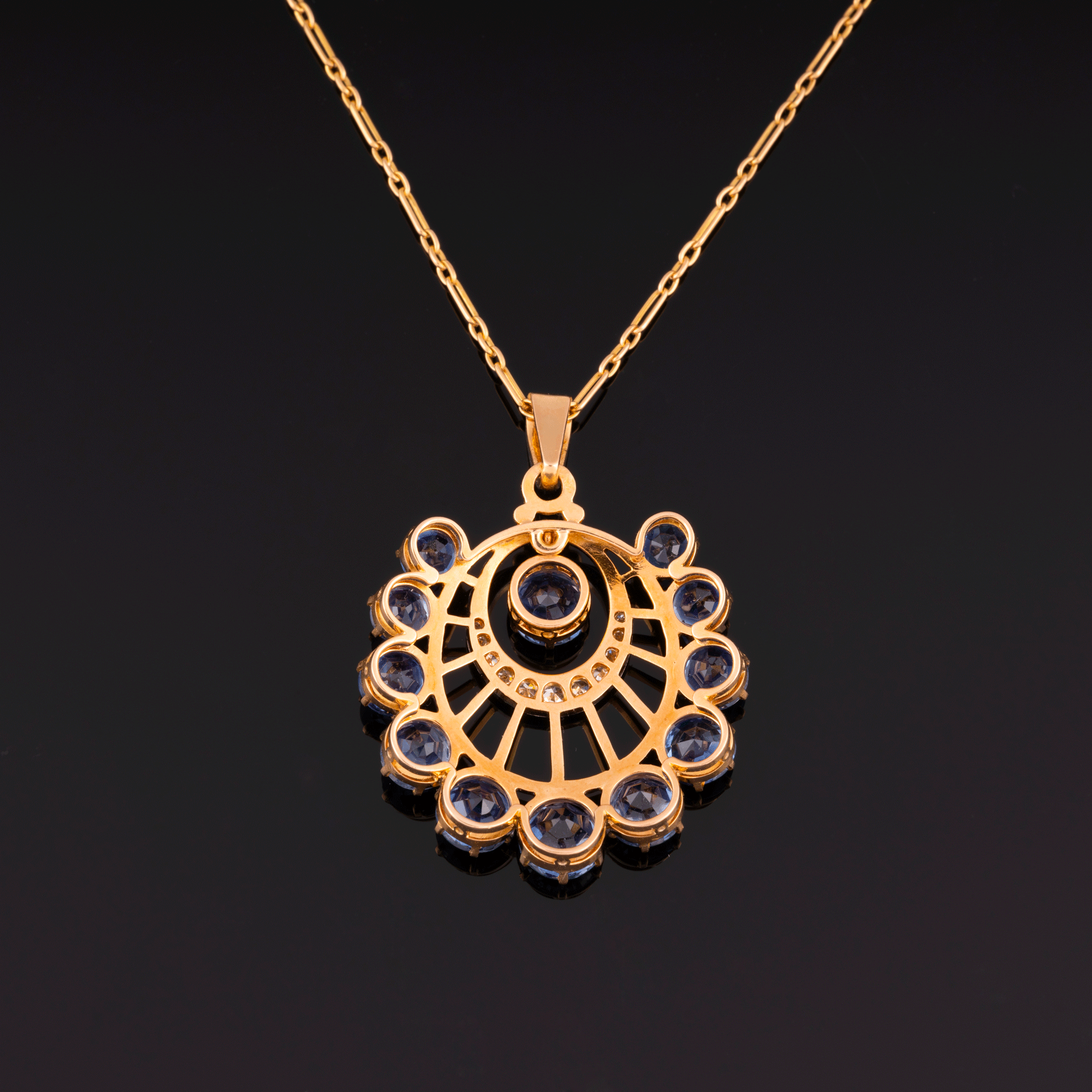 Collier ancien en or et platine orné de saphirs et diamants. Période Art-Déco.