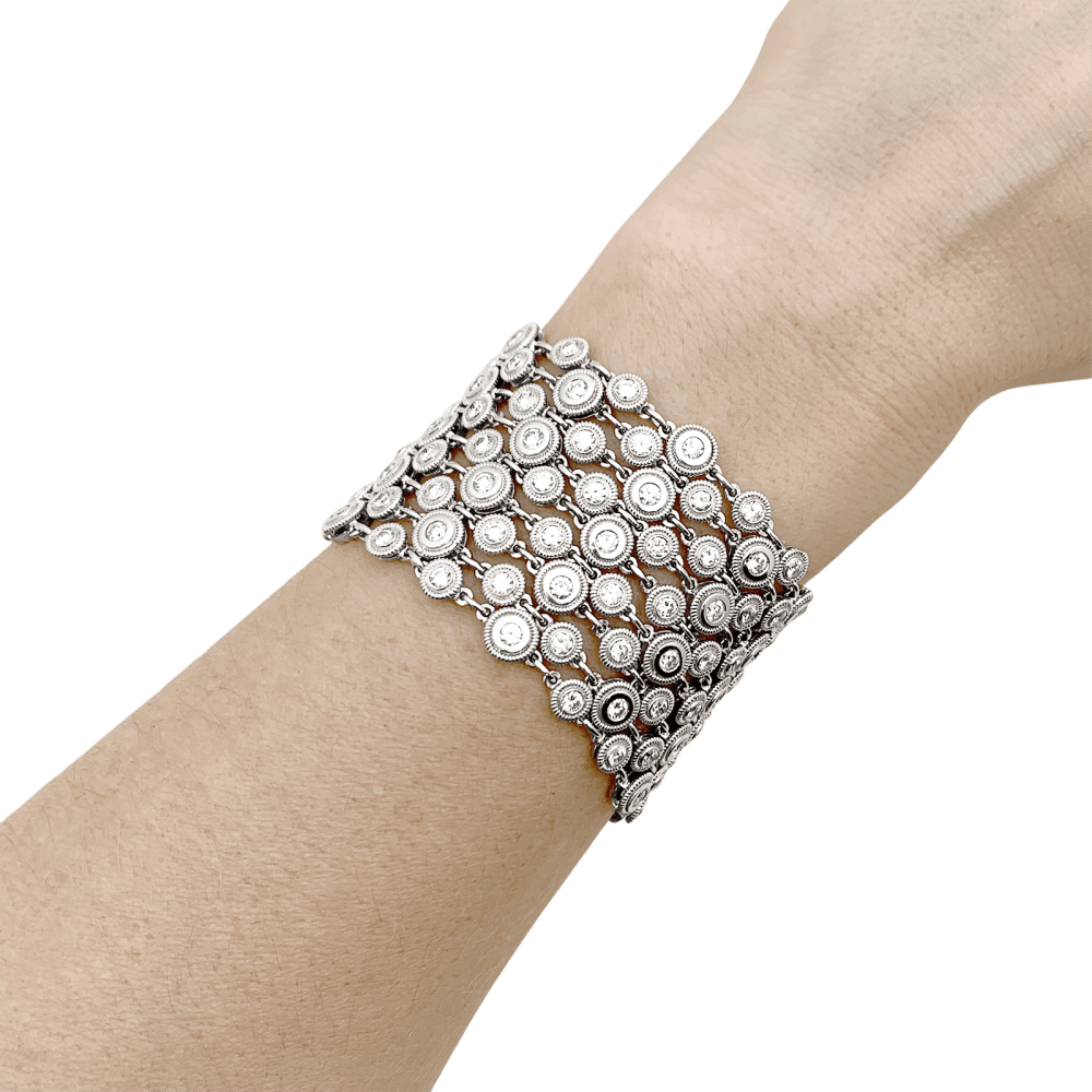 Bracelet souple, or blanc et diamants.