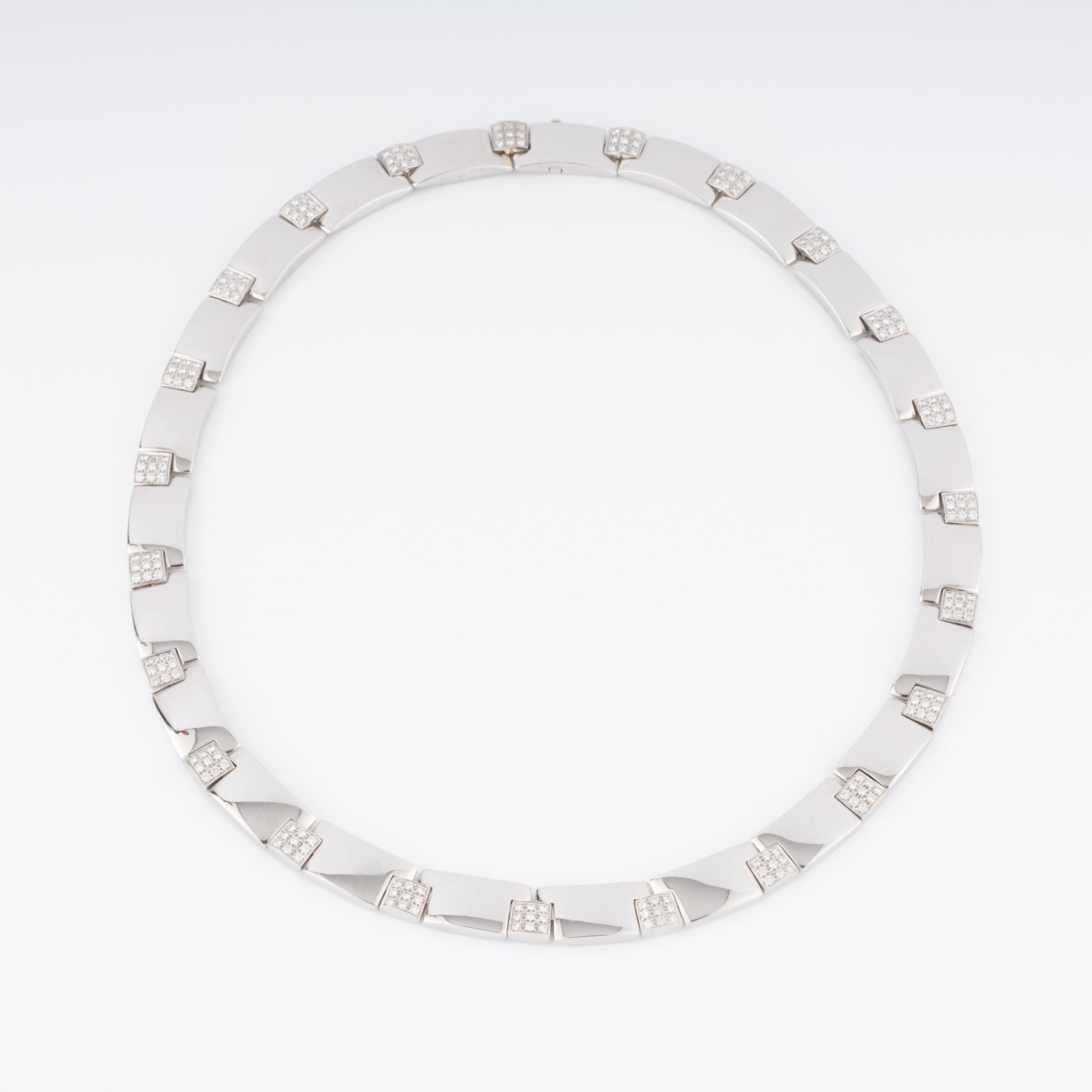 Collier or gris et diamants de la Maison Chaumet