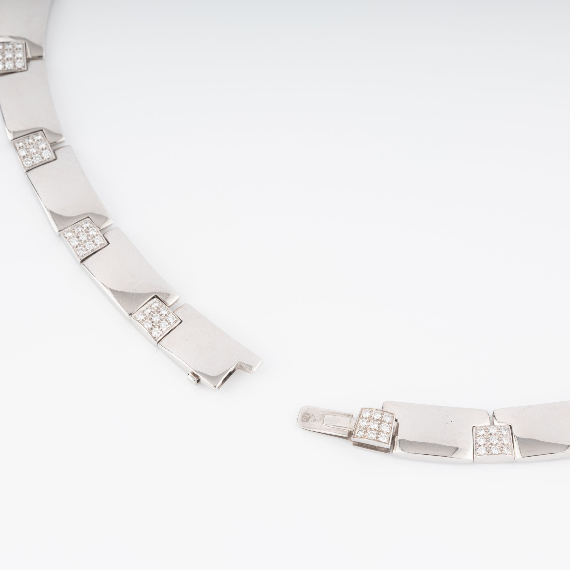 Collier or gris et diamants de la Maison Chaumet
