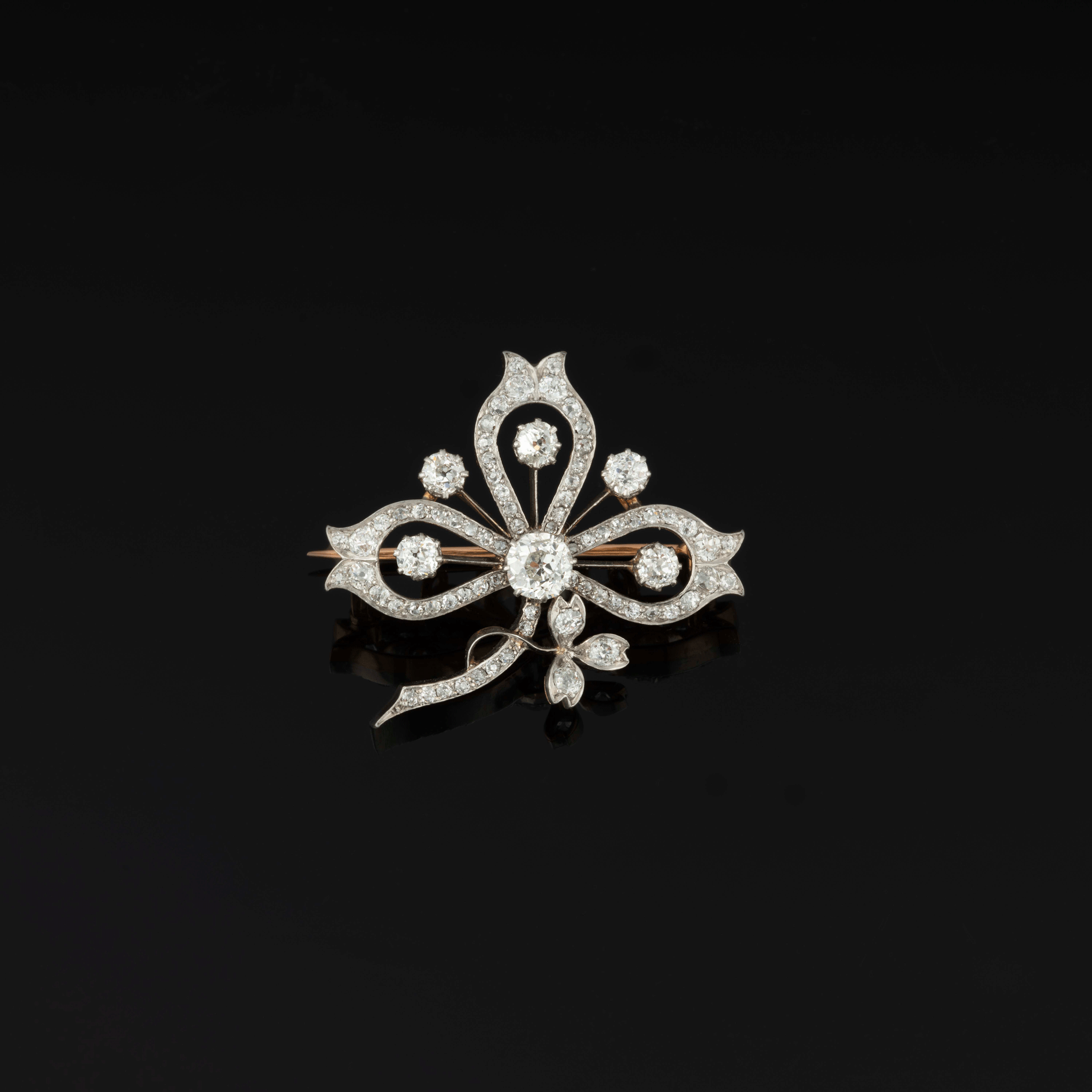 Broche - pendentif trèfle ancienne en or et platine ornée de diamants. Vers 1900