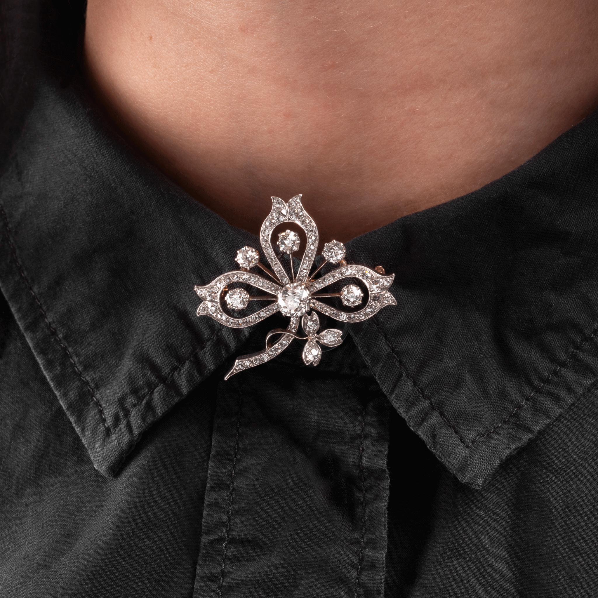 Broche - pendentif trèfle ancienne en or et platine ornée de diamants. Vers 1900