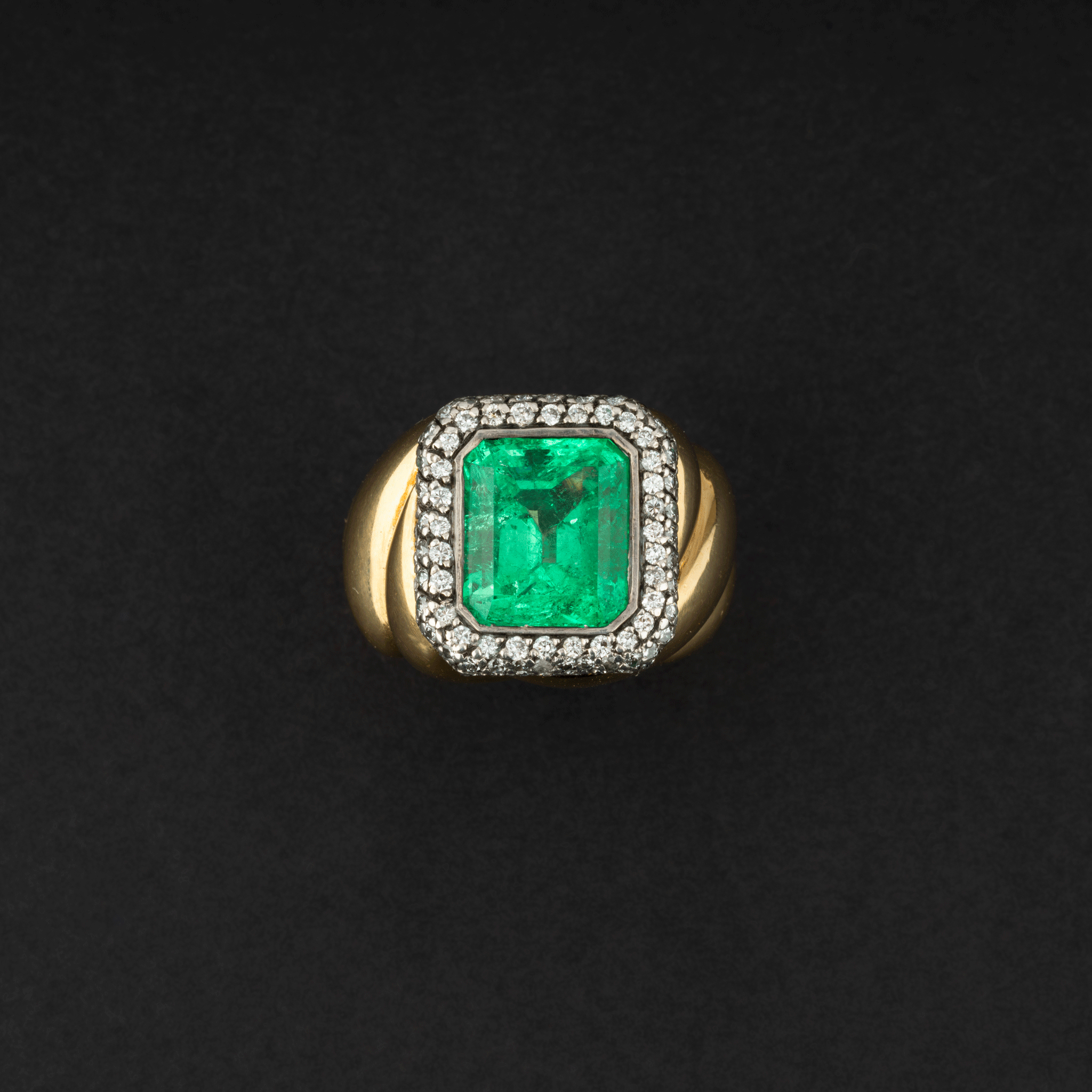 Bague en or et émeraude.