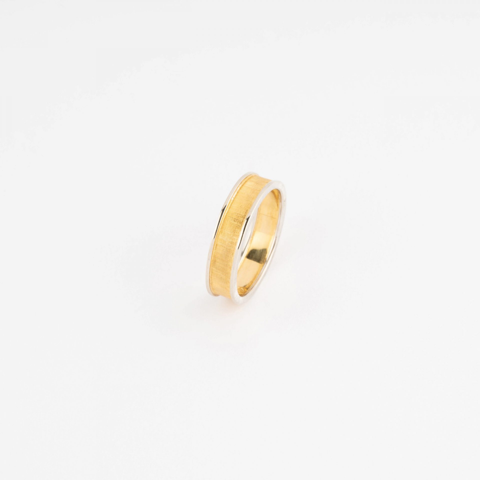 Chiseled gold ring from Maison Buccellati