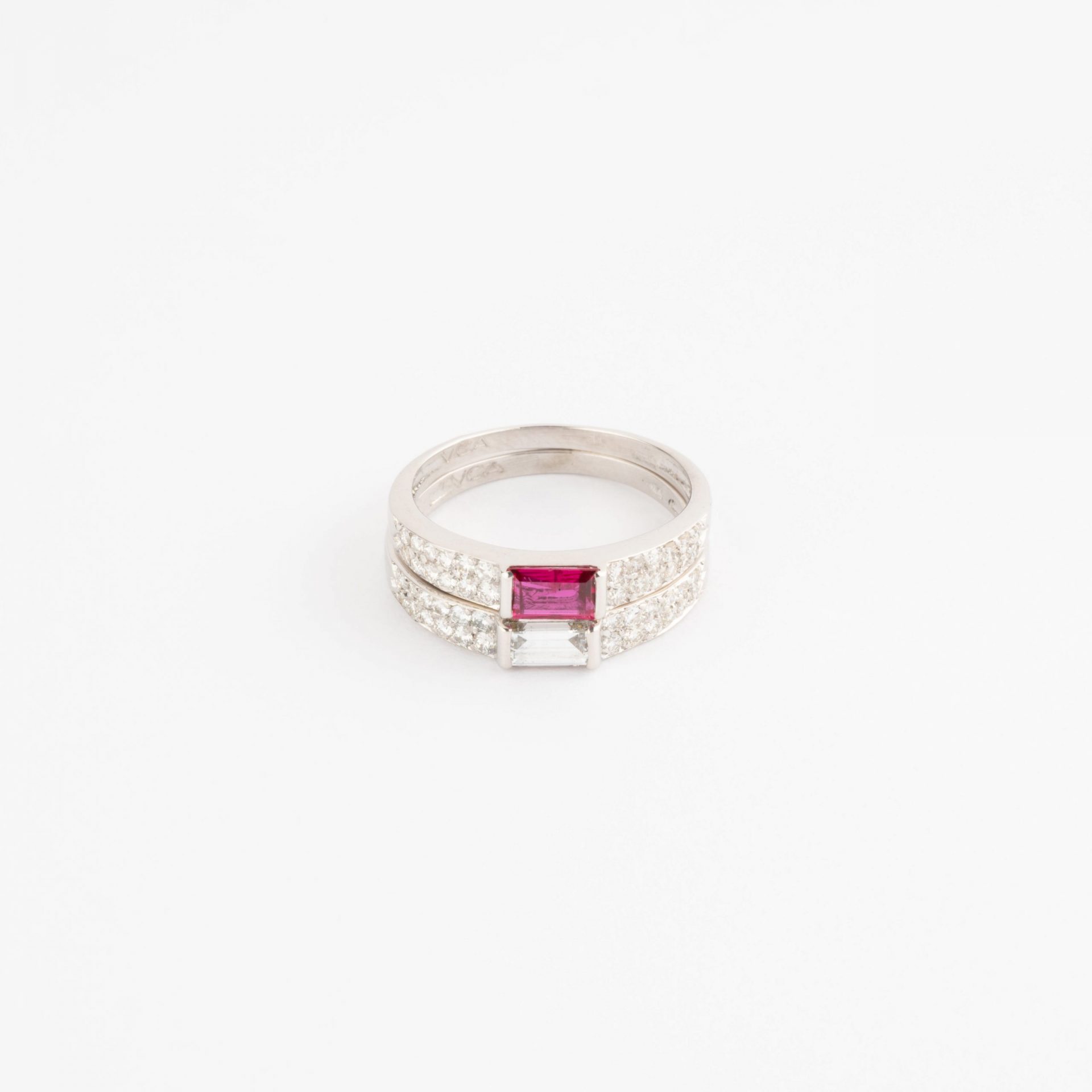 Bagues en or gris de la Maison Van Cleef