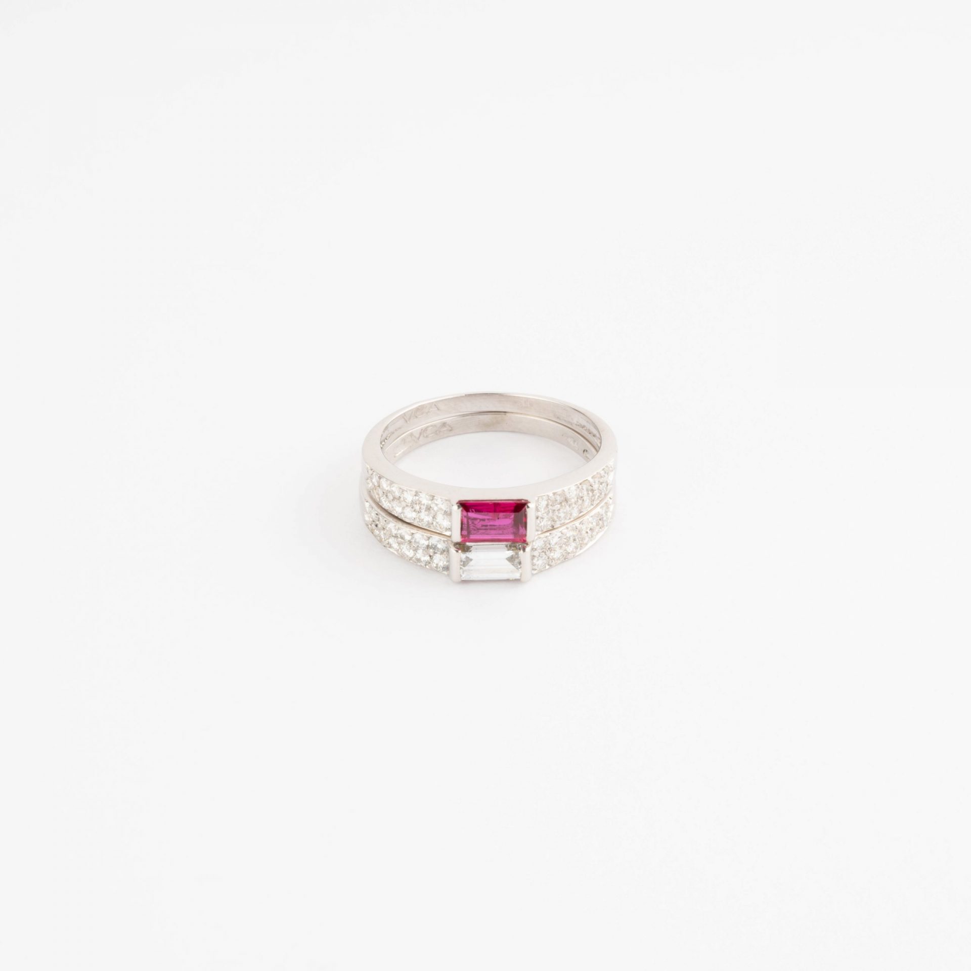Bagues en or gris de la Maison Van Cleef