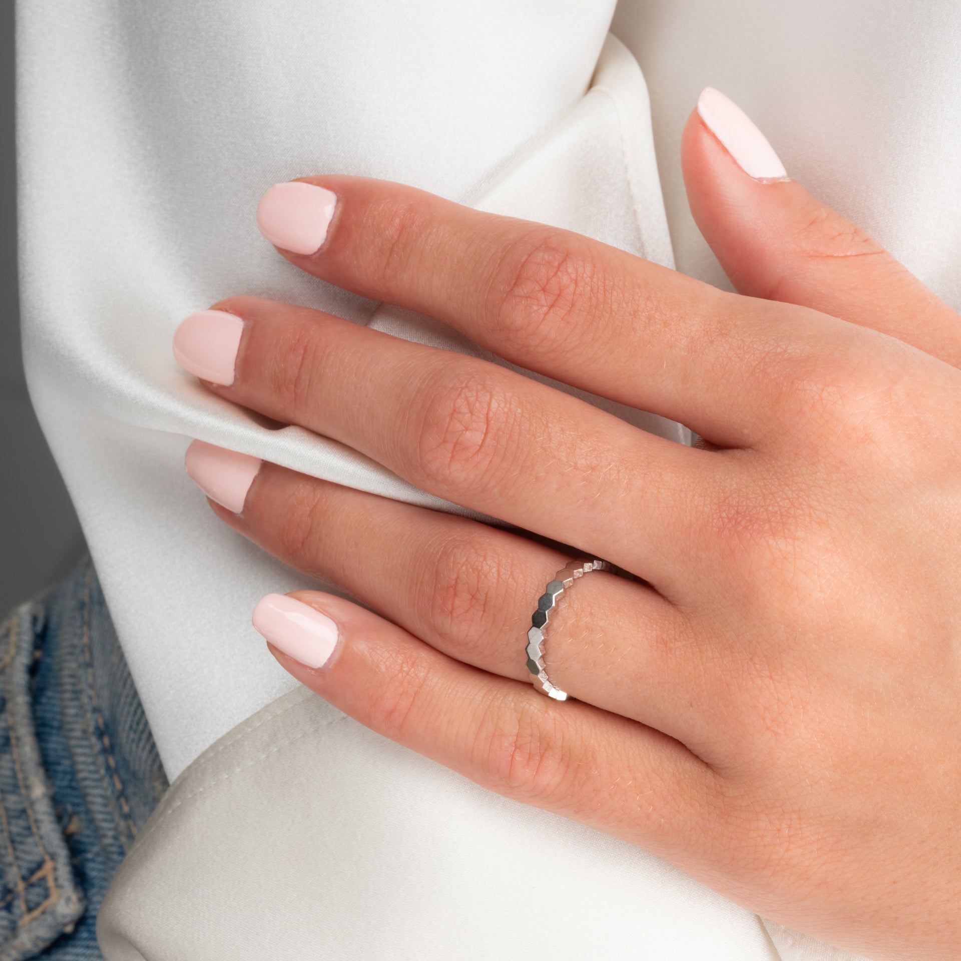 Une bague Chaumet "Bee my Love" en or gris