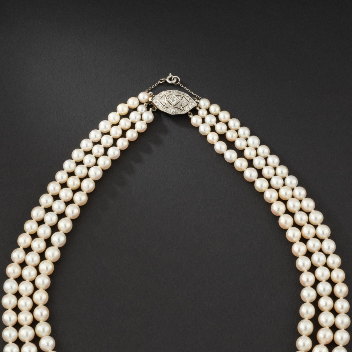 Collier de perles Akoya trois rangs avec fermoir en or blanc sertie de diamants. - Maison Eloe