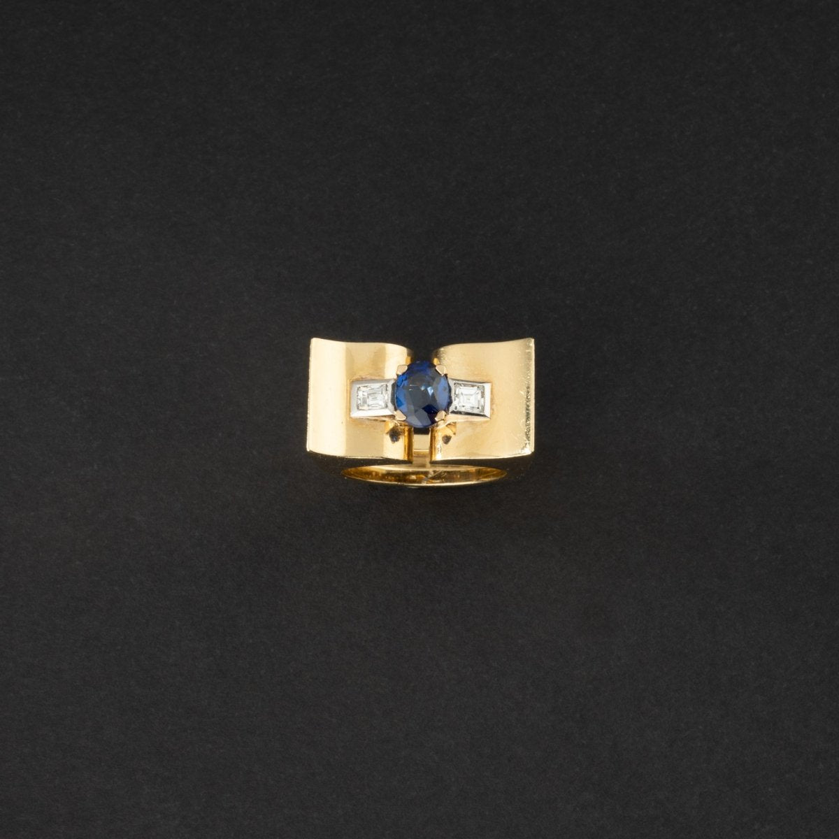 Bague tank en or 18K ornée d'un saphir et de diamants. - Maison Eloe