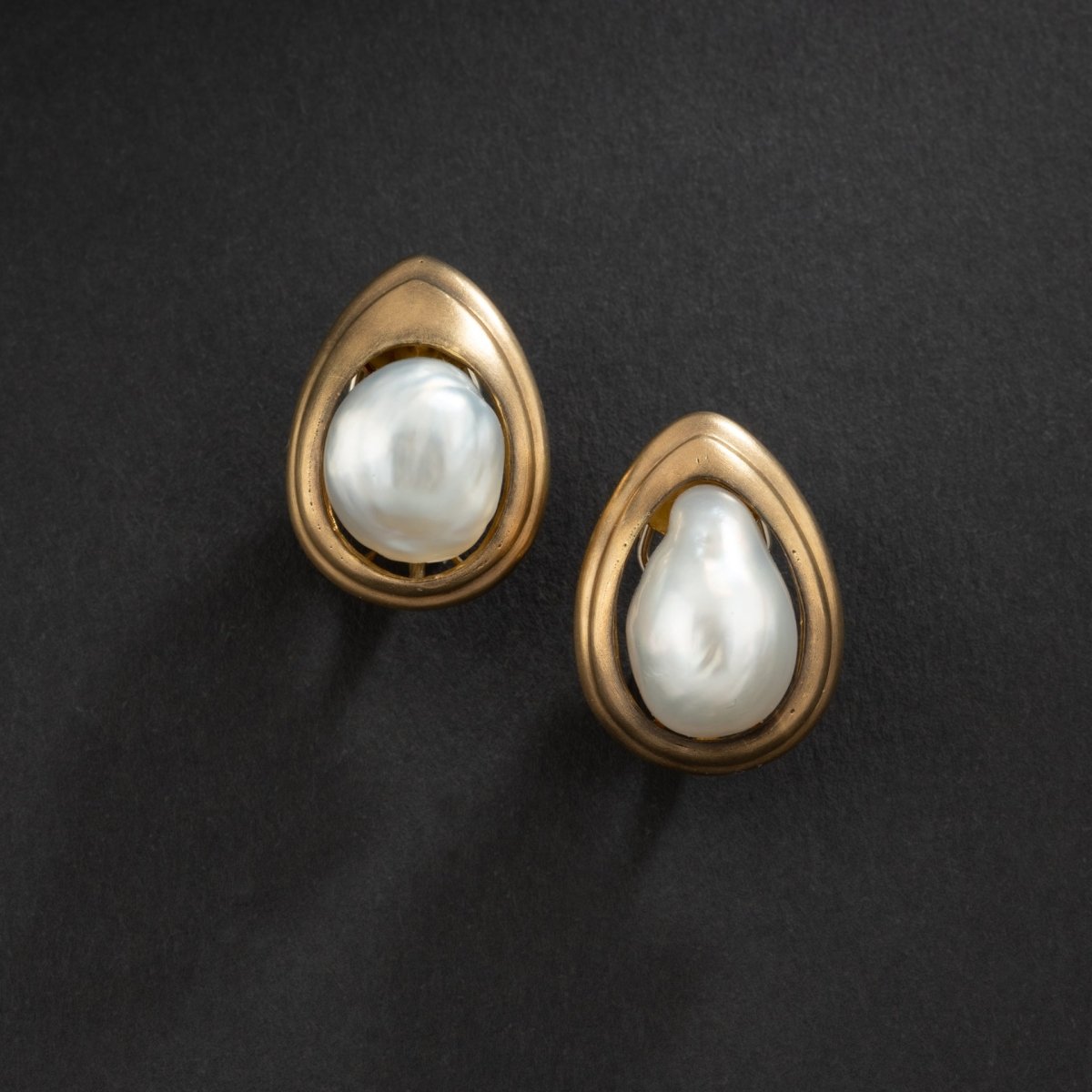 REPOSSI Boucles d'oreilles gouttes en or jaune 18K ornée de perles baroque. - Maison Eloe