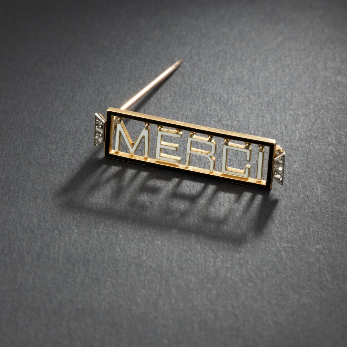 Broche 'Merci" en or jaune 18K et platine, émaillée, encadrée de diamants. - Maison Eloe