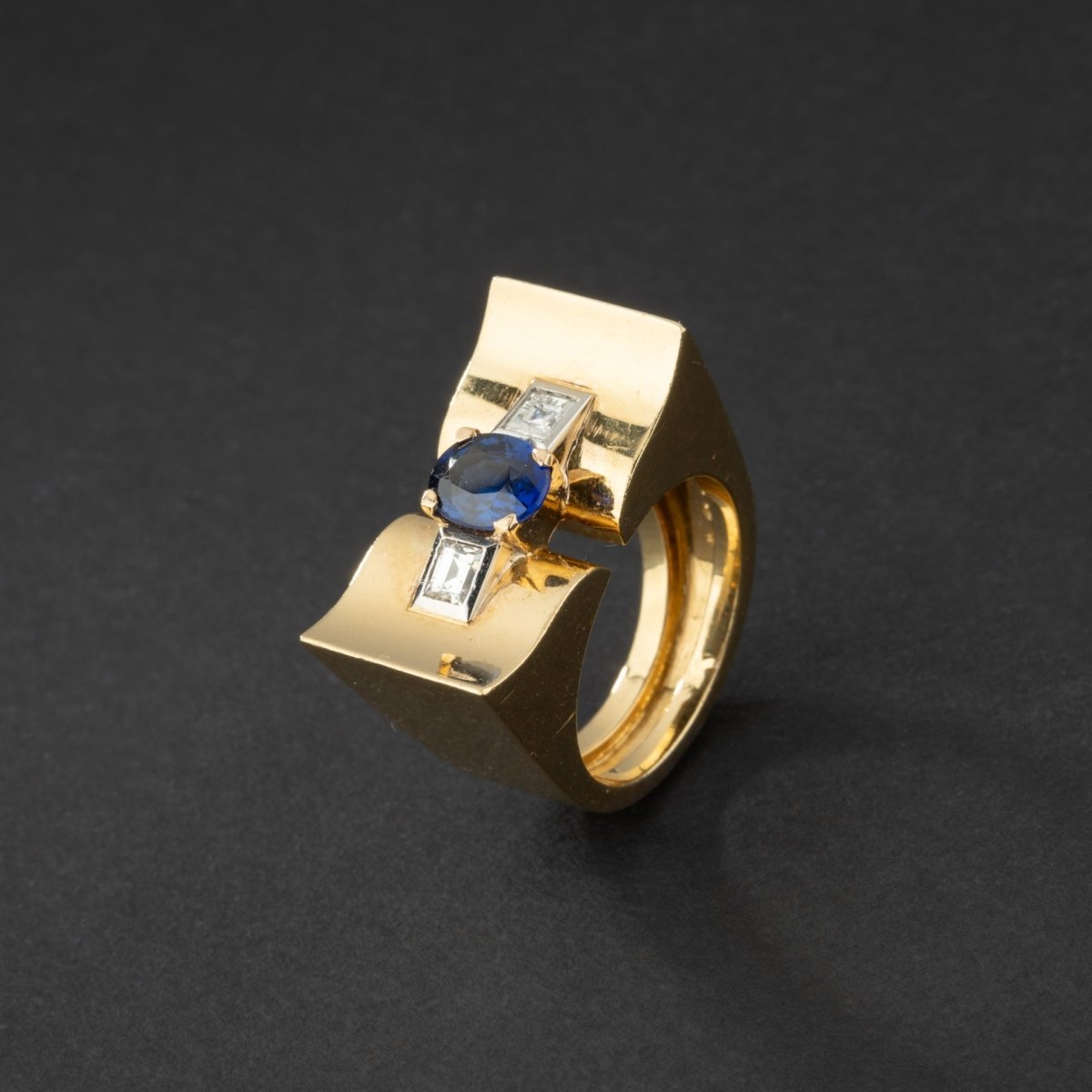 Bague tank en or 18K ornée d'un saphir et de diamants. - Maison Eloe