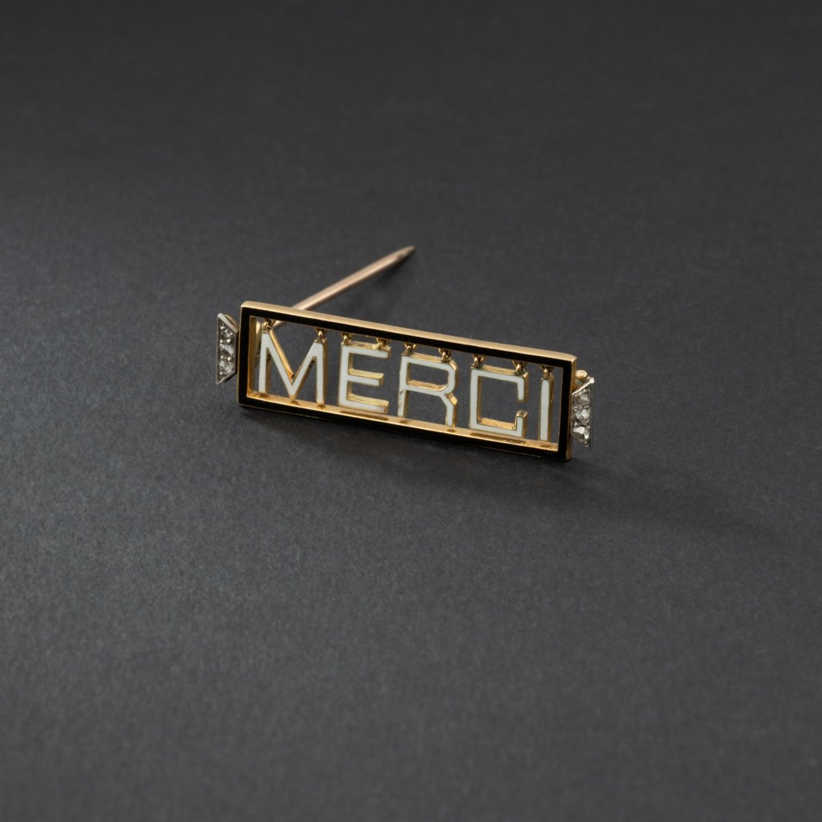 Broche 'Merci" en or jaune 18K et platine, émaillée, encadrée de diamants. - Maison Eloe