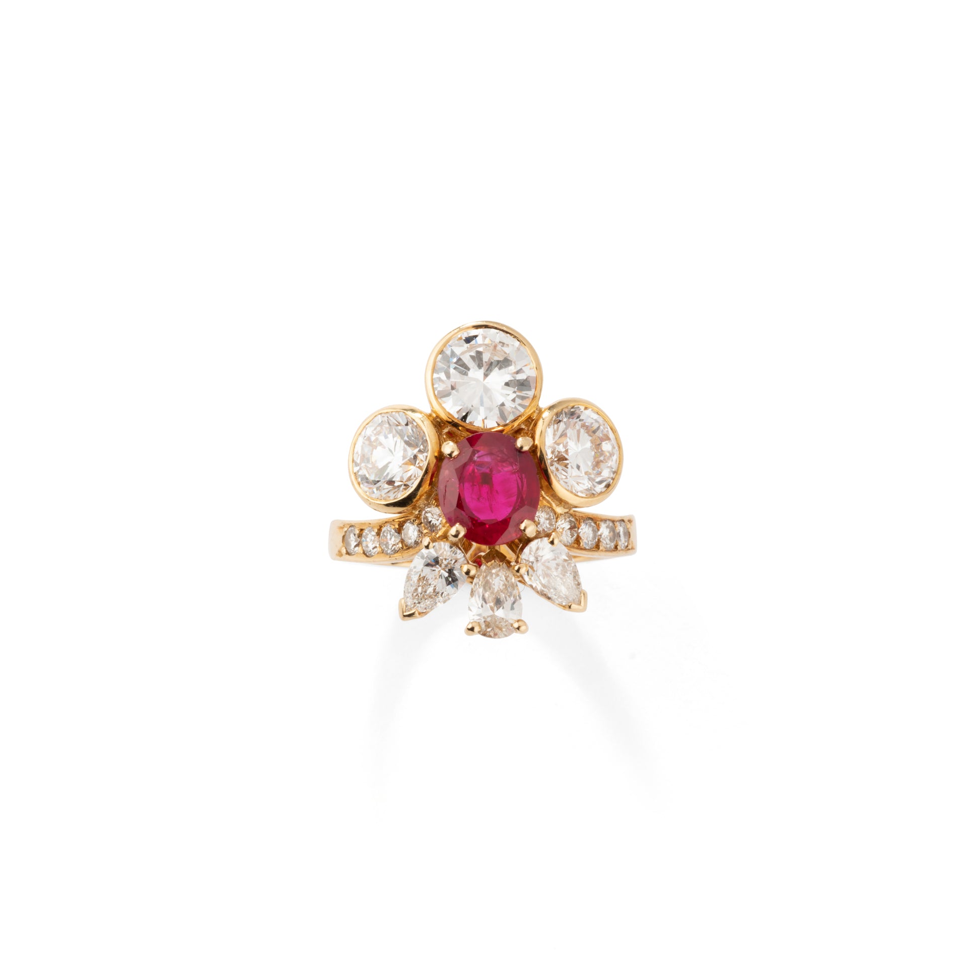 Bague en or jaune ornée d'un Rubis Birman naturel et de diamants, signée MELLERIO
