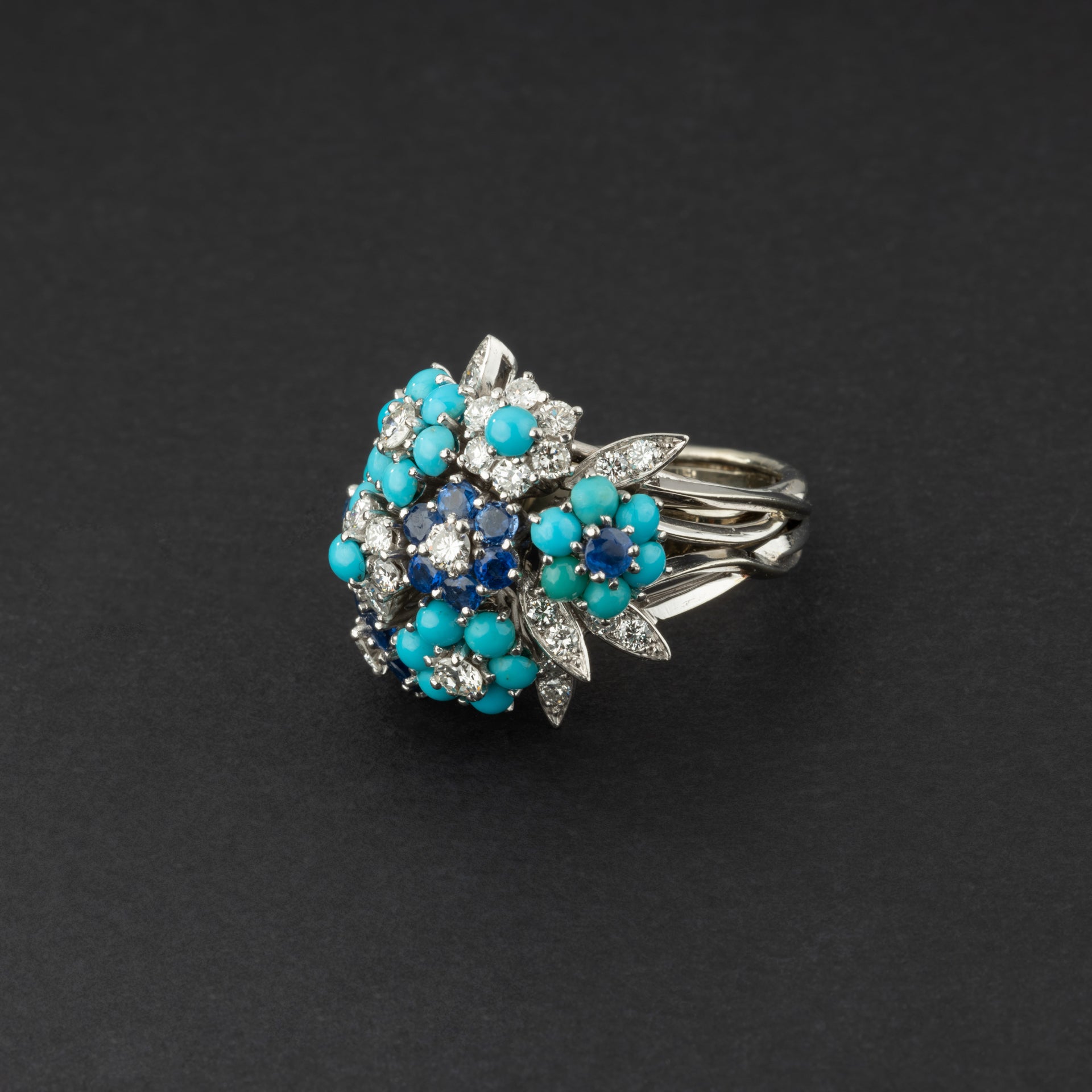 Bague bouquet en or et platine sertie de diamants, turquoises et saphirs. Alfred HANNE