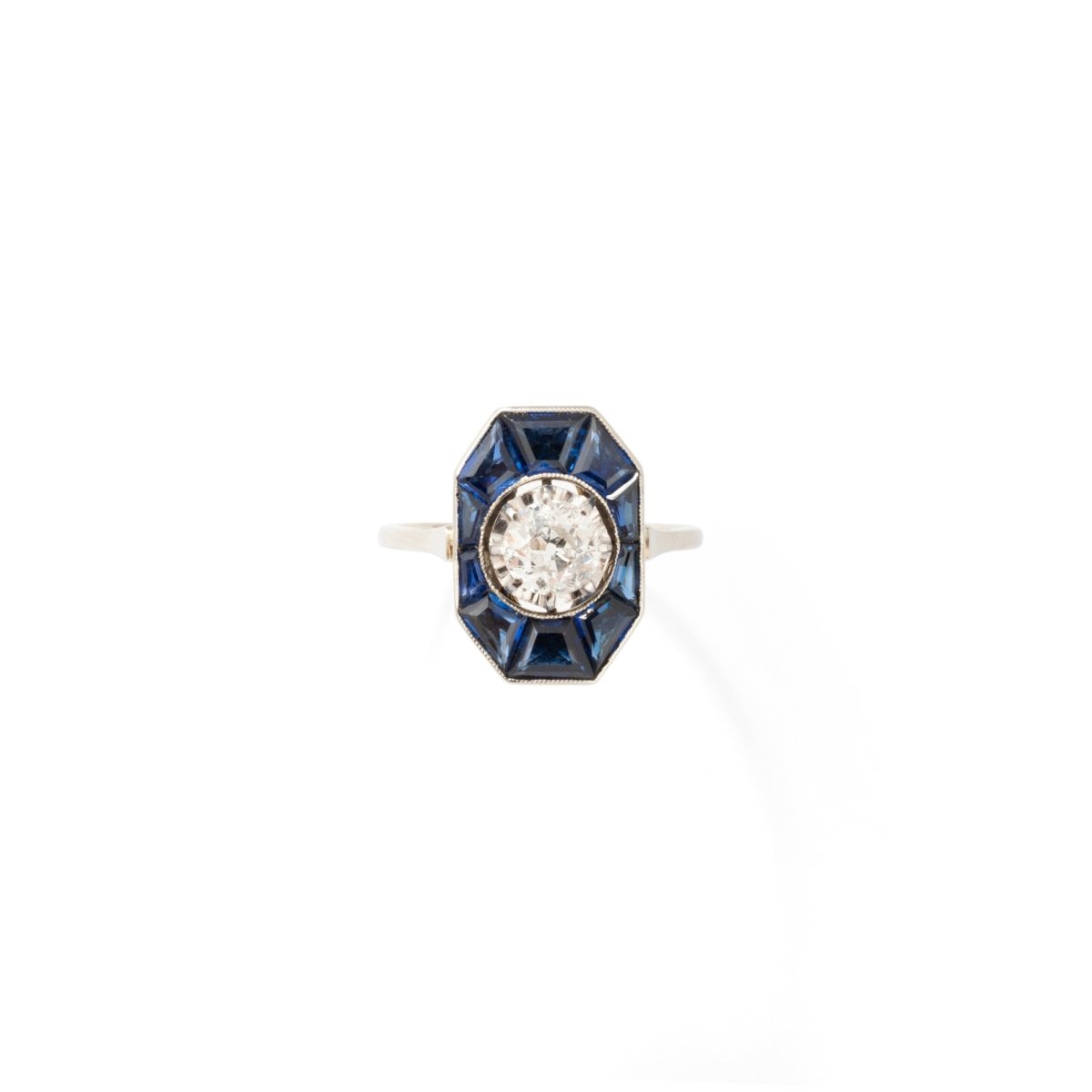 Bague Art Déco en or blanc centrée d'un diamants entouré de saphirs calibrés. - Maison Eloe