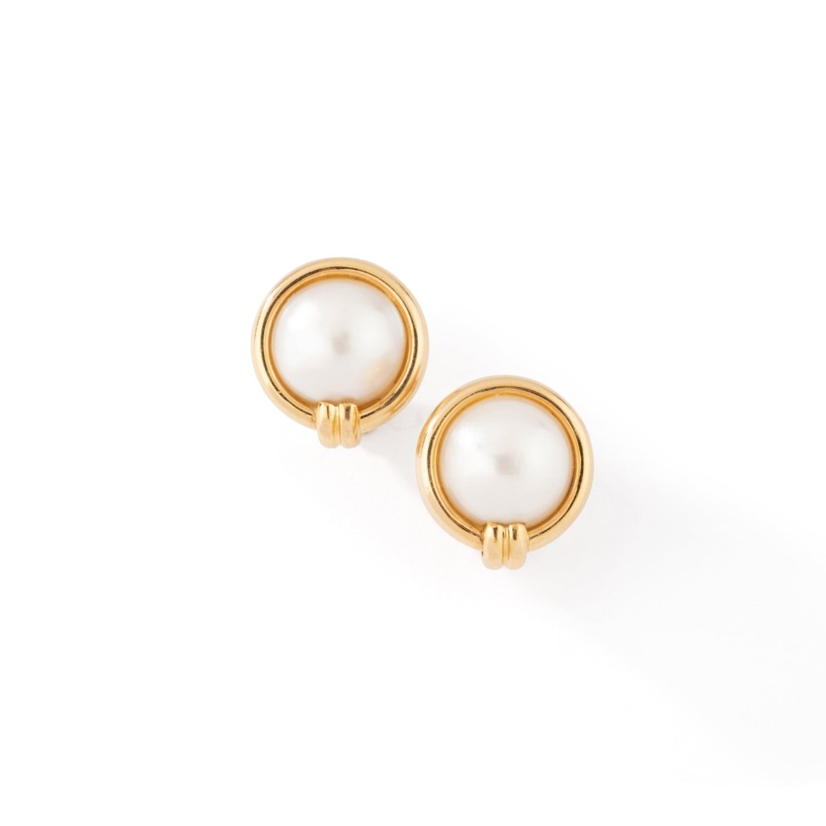 Boucles d'oreilles en or jaune et perles mabé. GAY FRERES - Maison Eloe