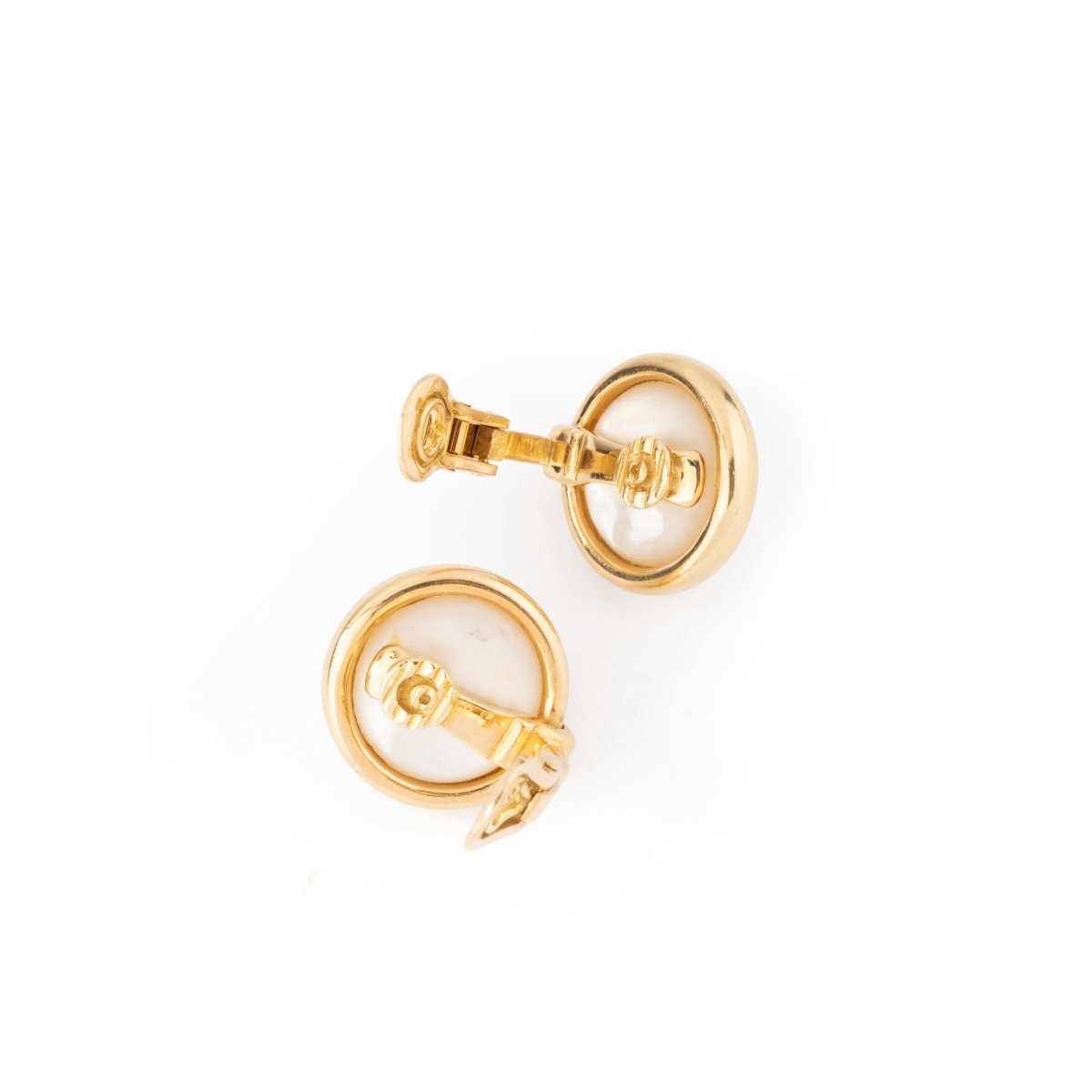 Boucles d'oreilles en or jaune et perles mabé. GAY FRERES - Maison Eloe