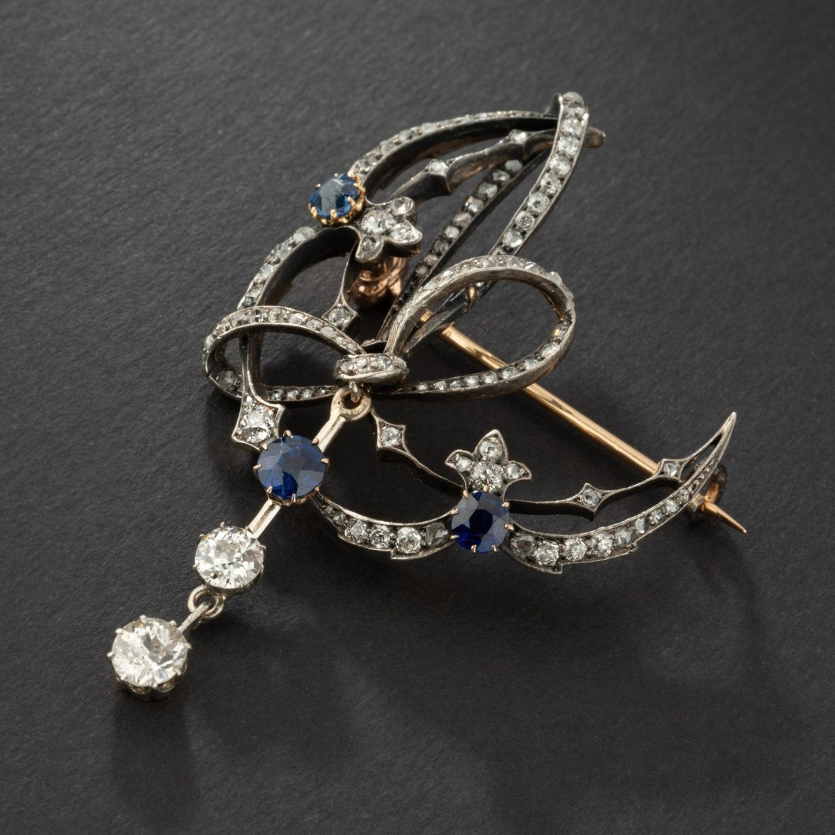 Broche ancienne en or 18K et argent ornée de diamants et saphirs. XIX° siècle. - Maison Eloe
