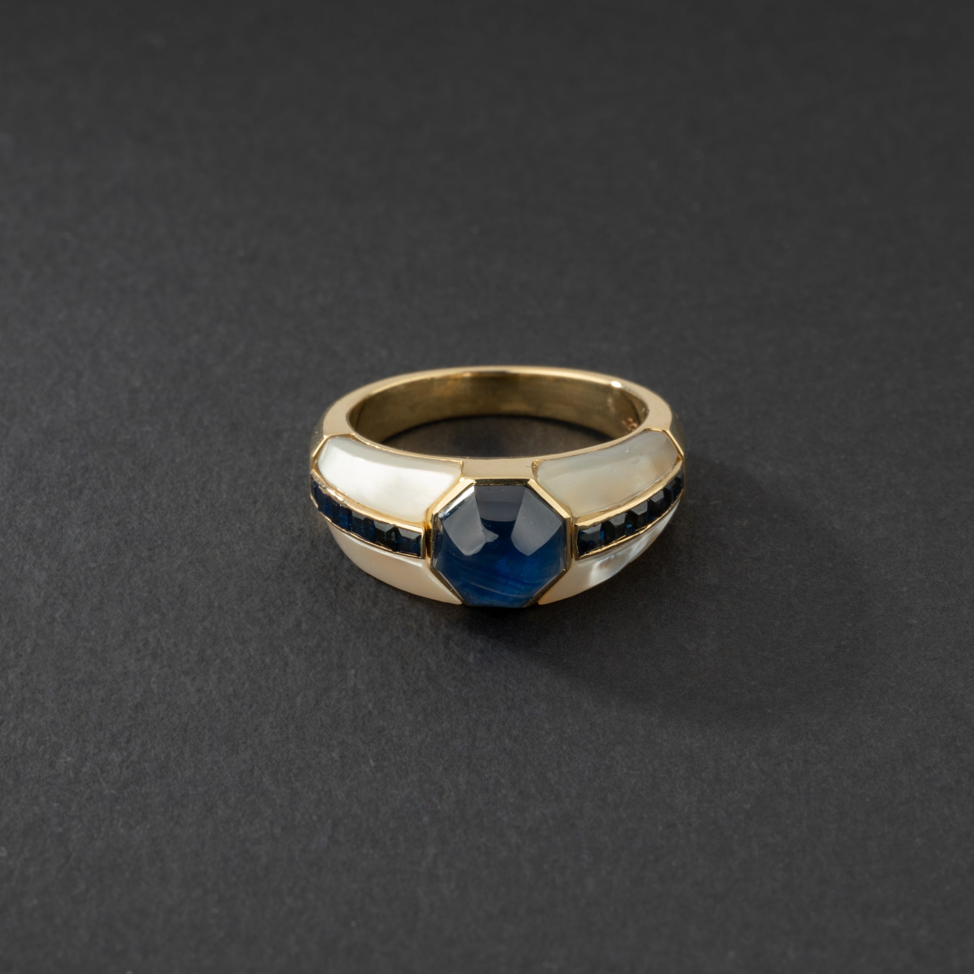 Bague REPOSSI pour femmes en or jaune 18K, saphirs et nacres.