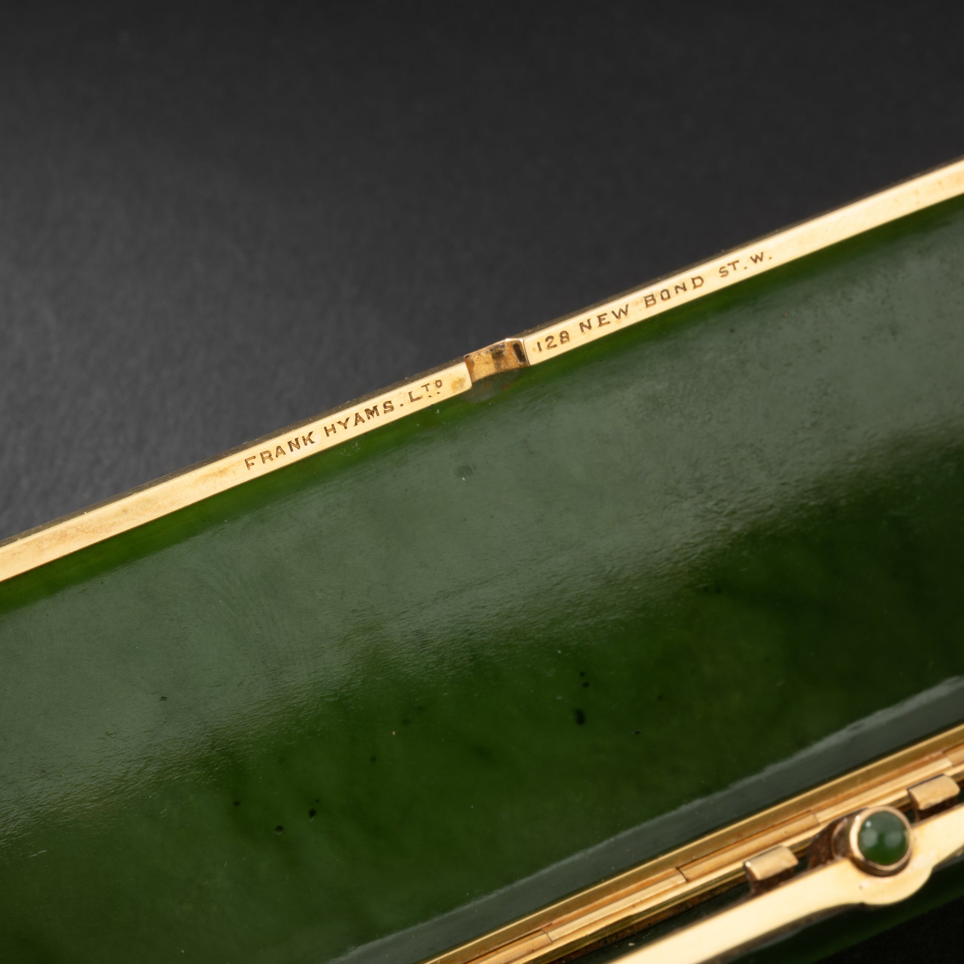 Etui à cigarettes en or jaune et jade néphrite. Frank HYAMS LTD