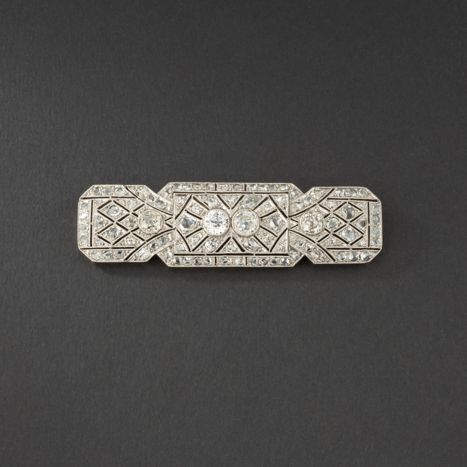 Broche plaque Art-Déco en or et platine sertie de diamants.